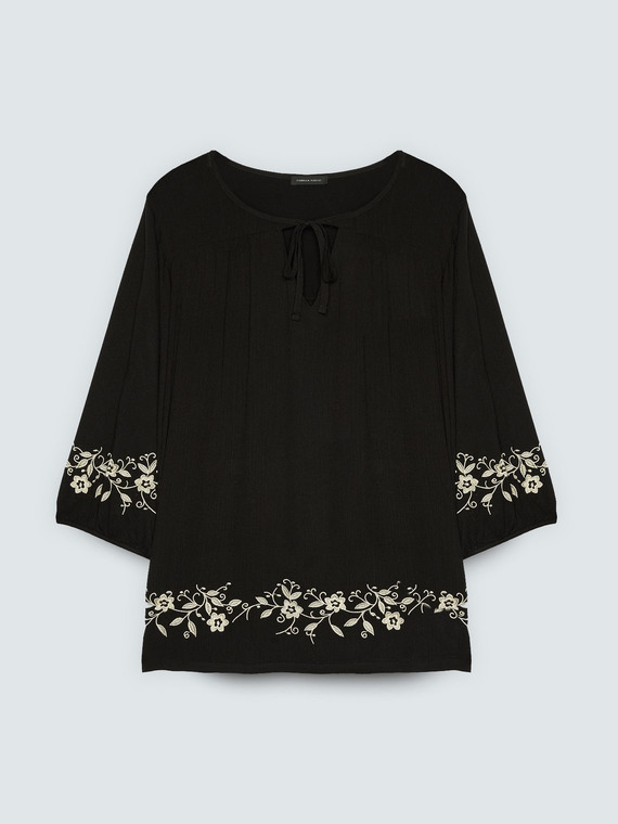 Blouse with floral embroidery