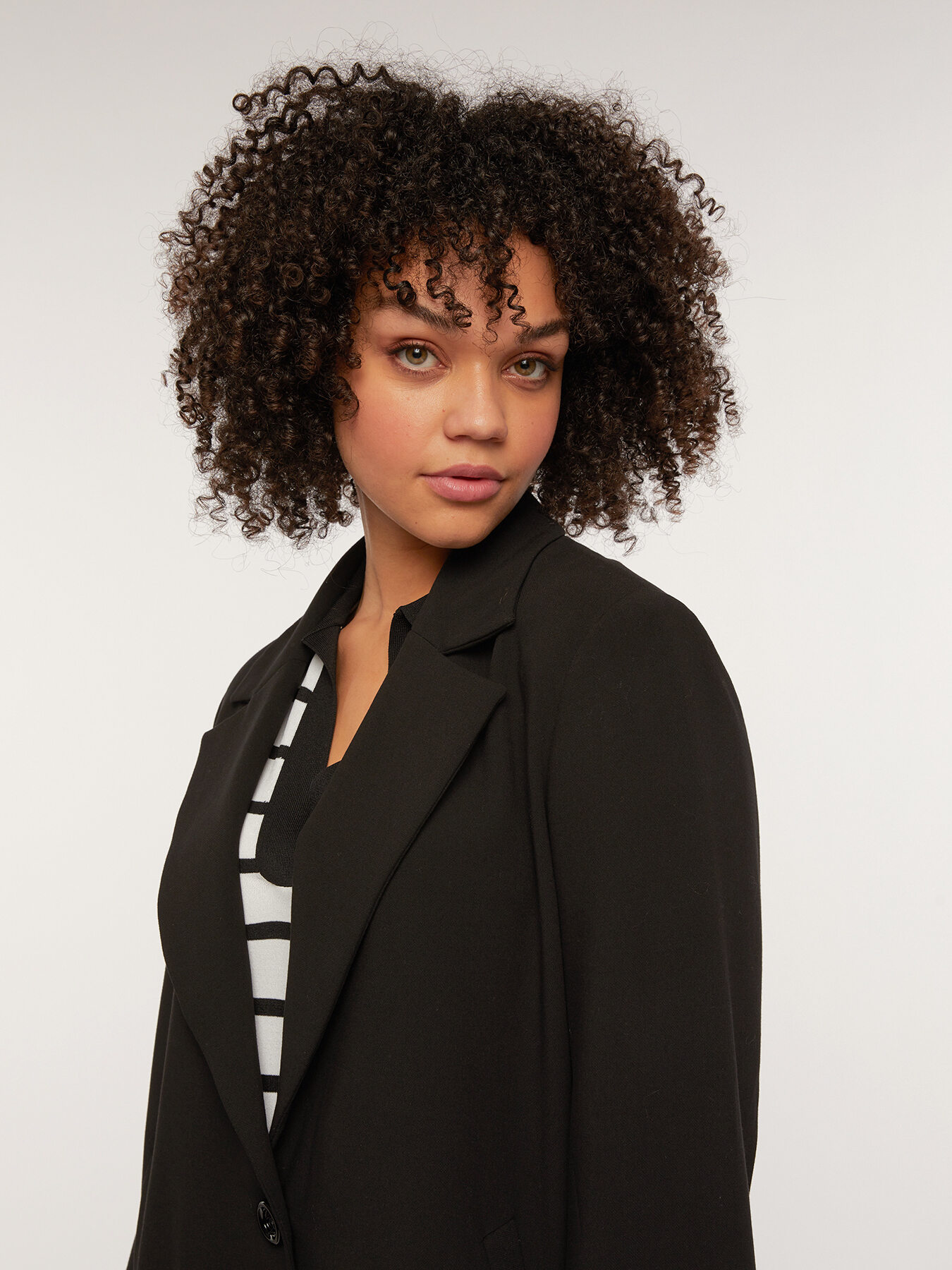 Abrigo con dos botones image number 2