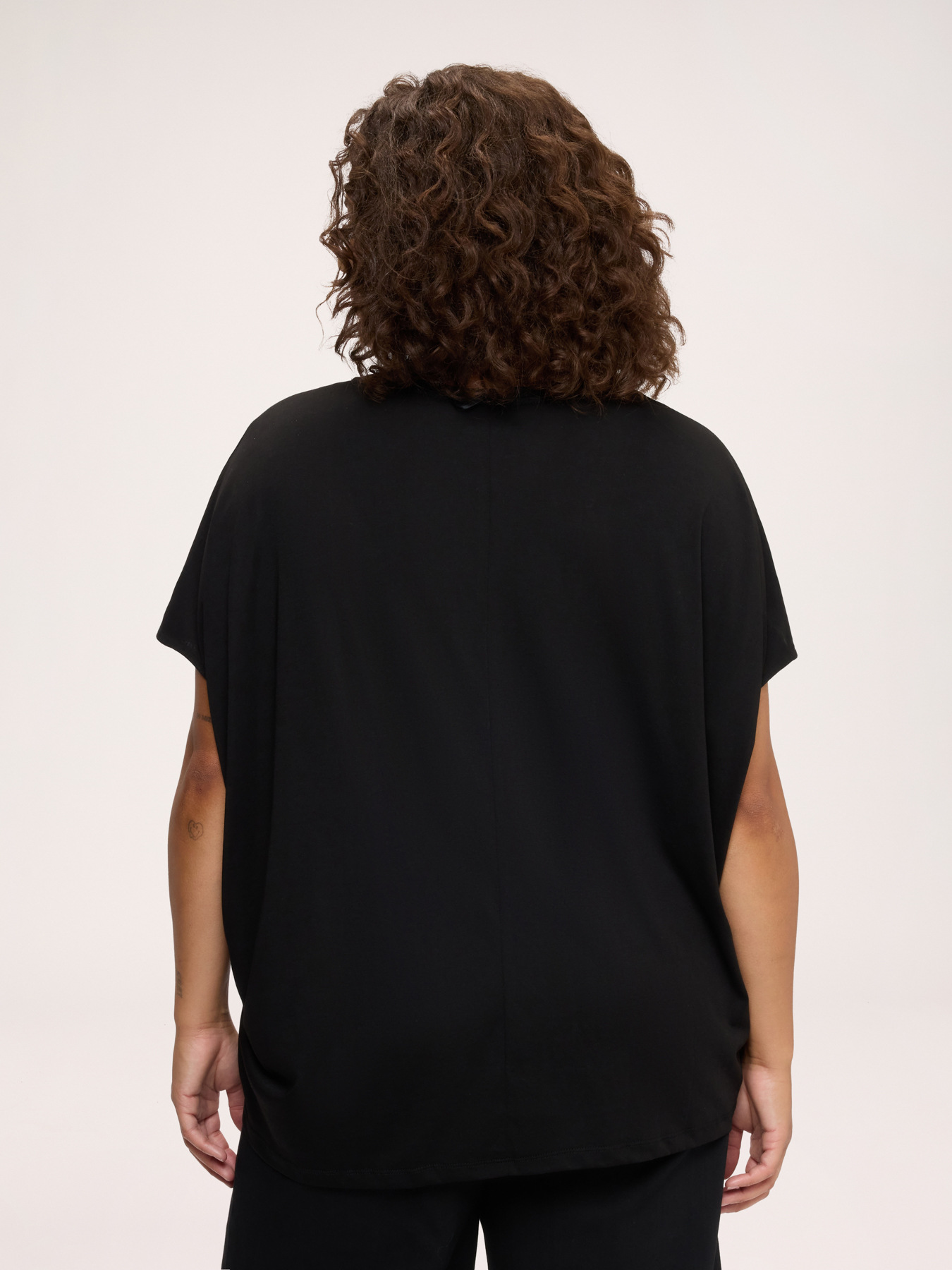 Camiseta de jersey con corazoncitos de estr&aacute;s y perlas image number 1