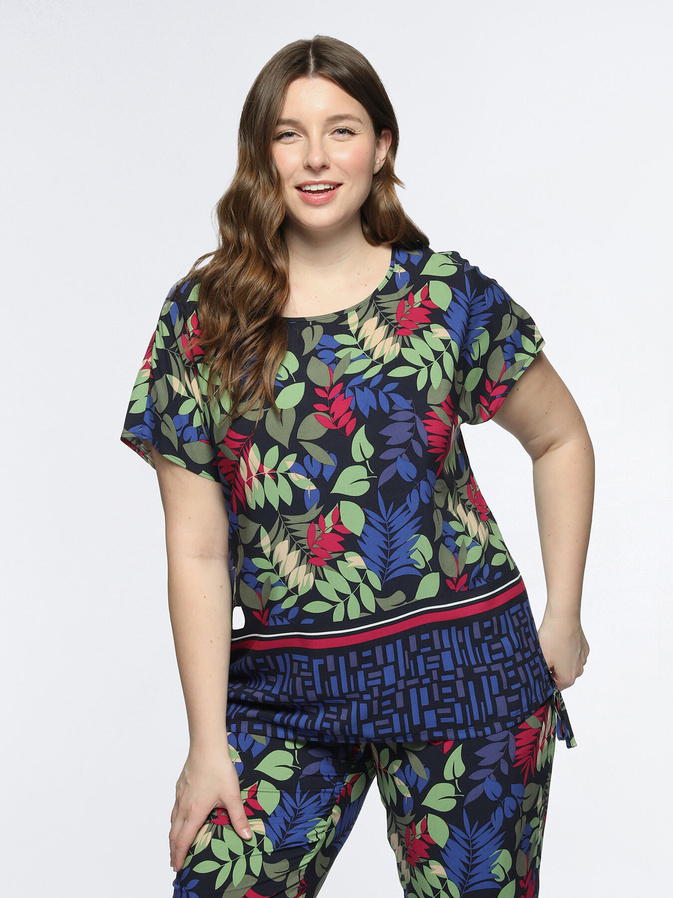 Tropical print ECOVERO&trade; viscose blouse image number 2