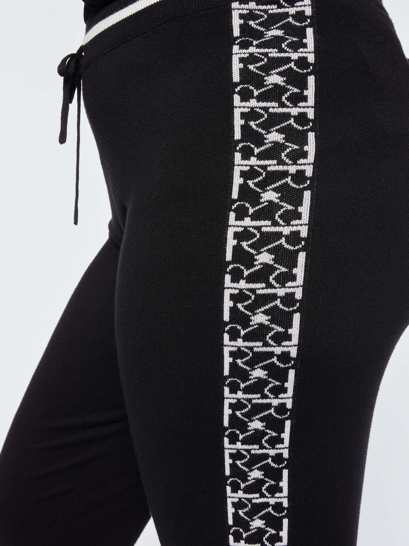 Pantaloni in maglia con loghi image number 3