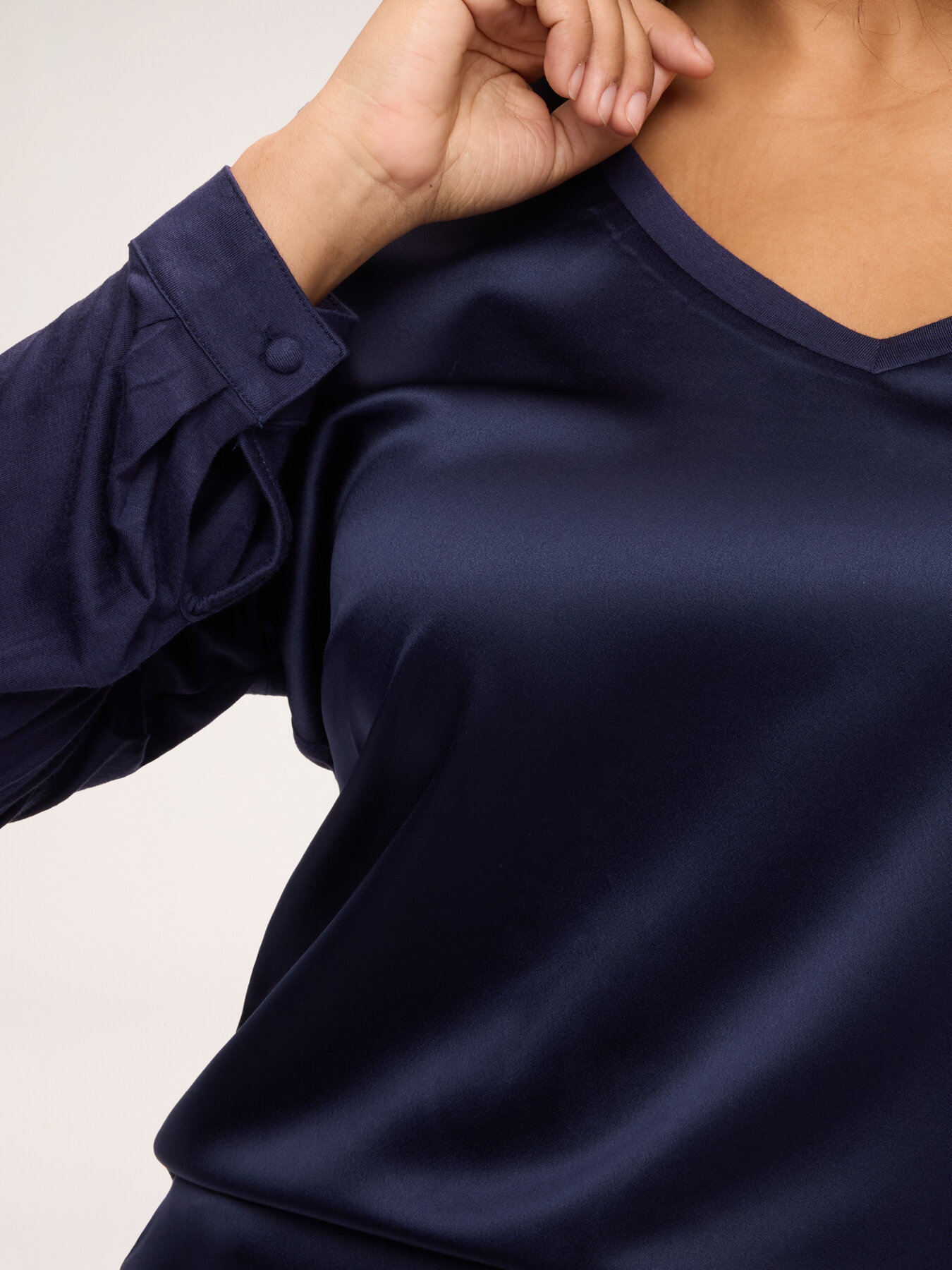 Bi-material T-shirt in satin and jersey image number 4