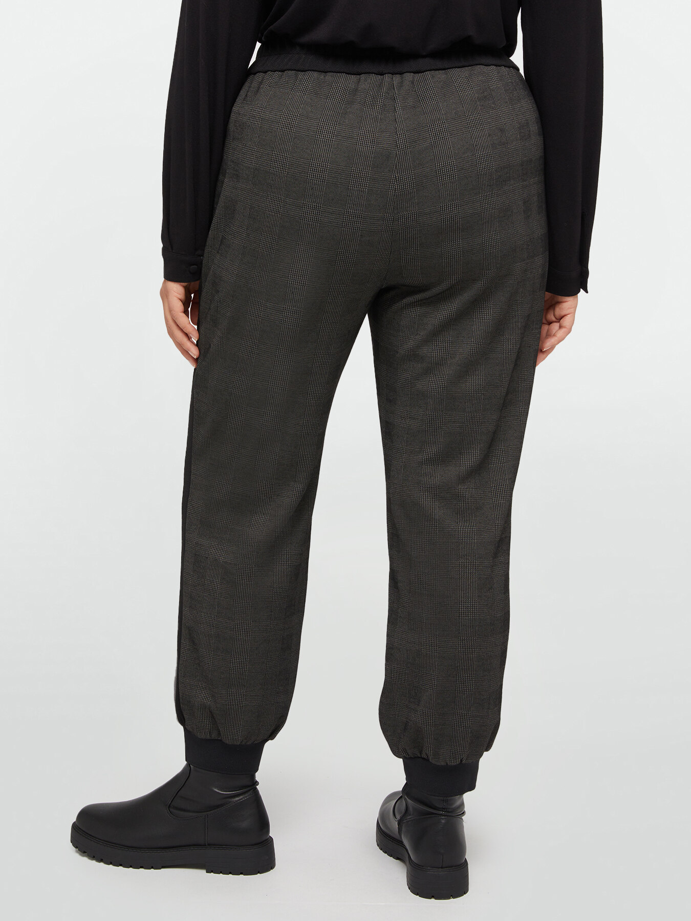 Pantal&oacute;n jogger con bordes laterales image number 1