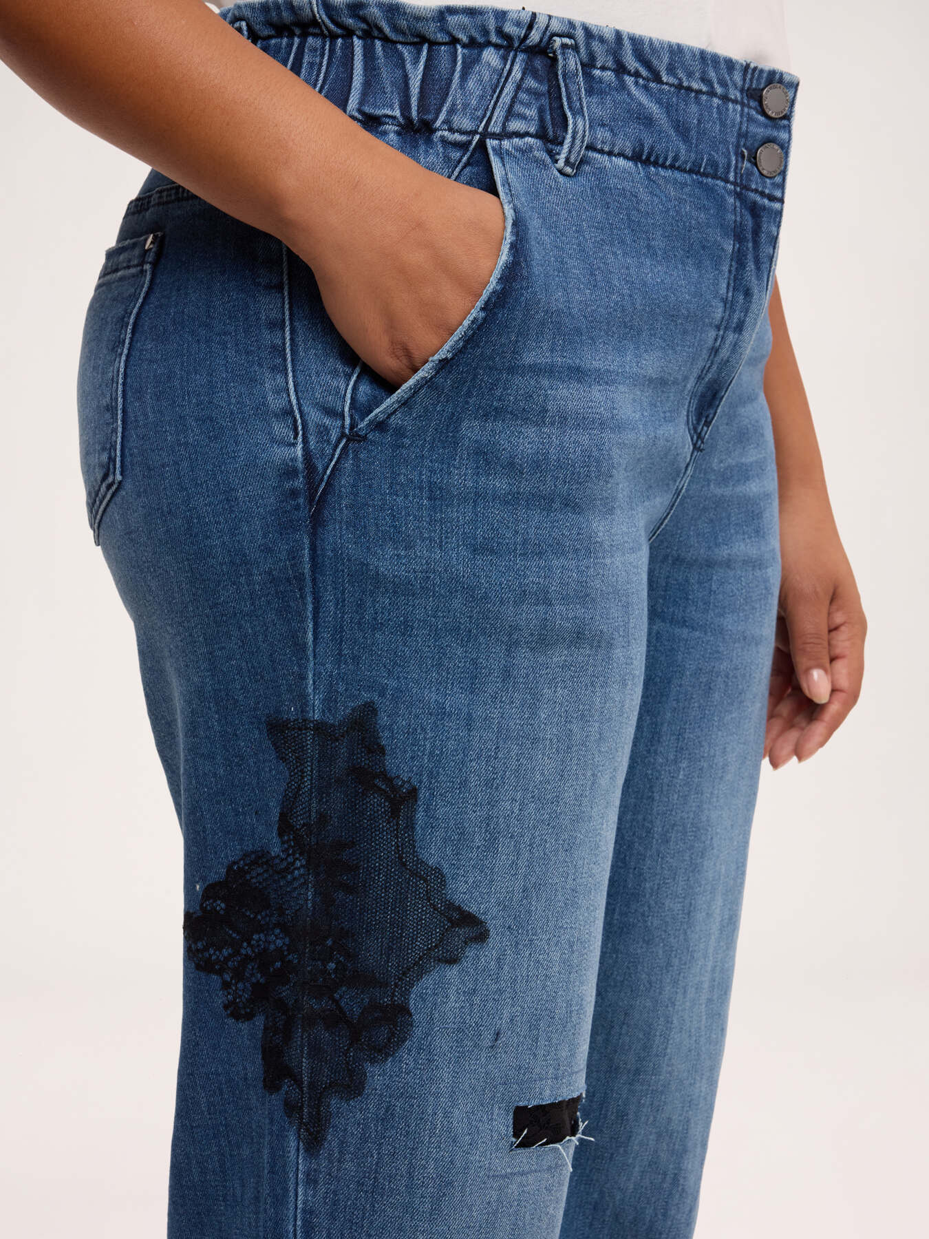 Balloon jeans with lace and rips image number 3
