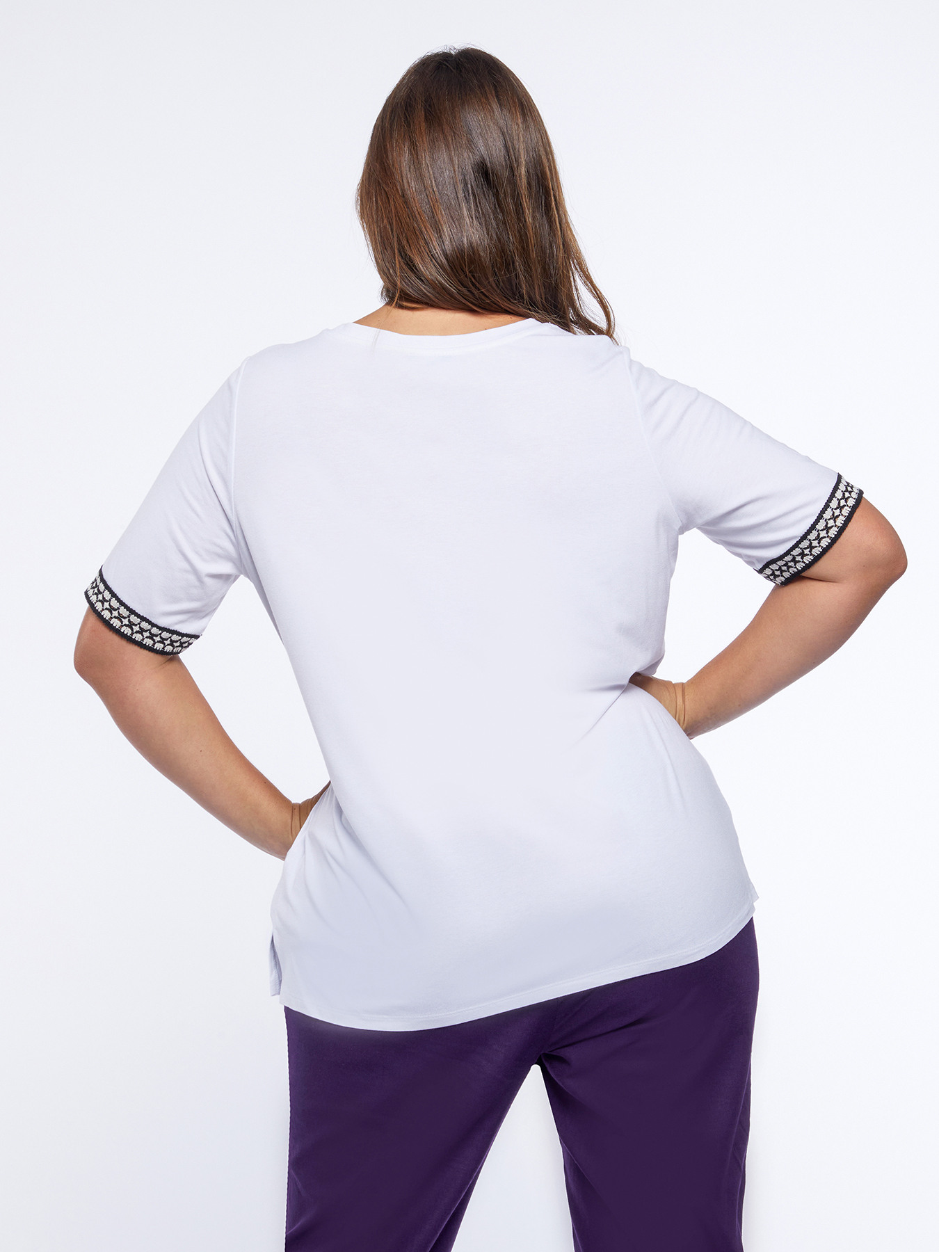 T-shirt con scritta ricamata image number 1