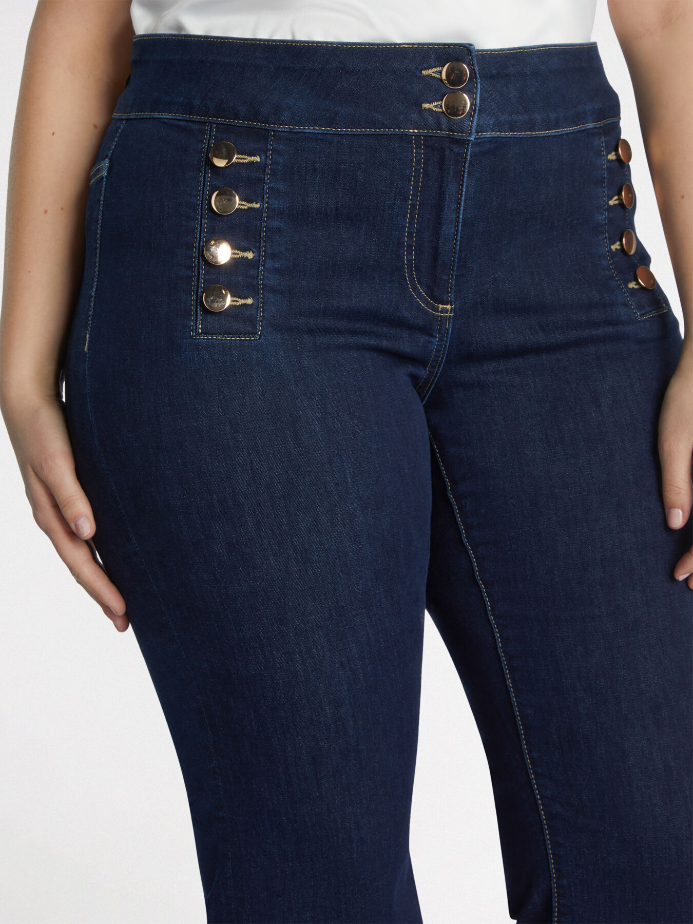 Jeans flare con bottoni davanti image number 2