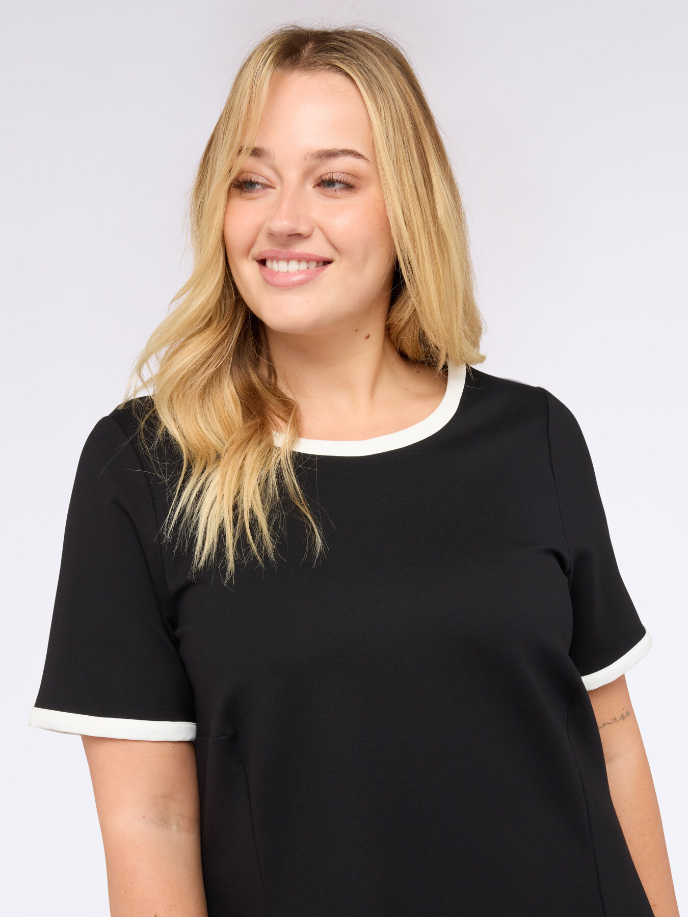 Dress with contrasting trim and pockets image number 2