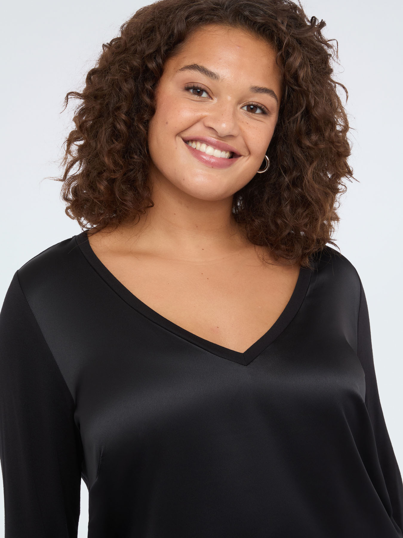 T-shirt bimaterica con scollo a V e maniche lunghe image number 2