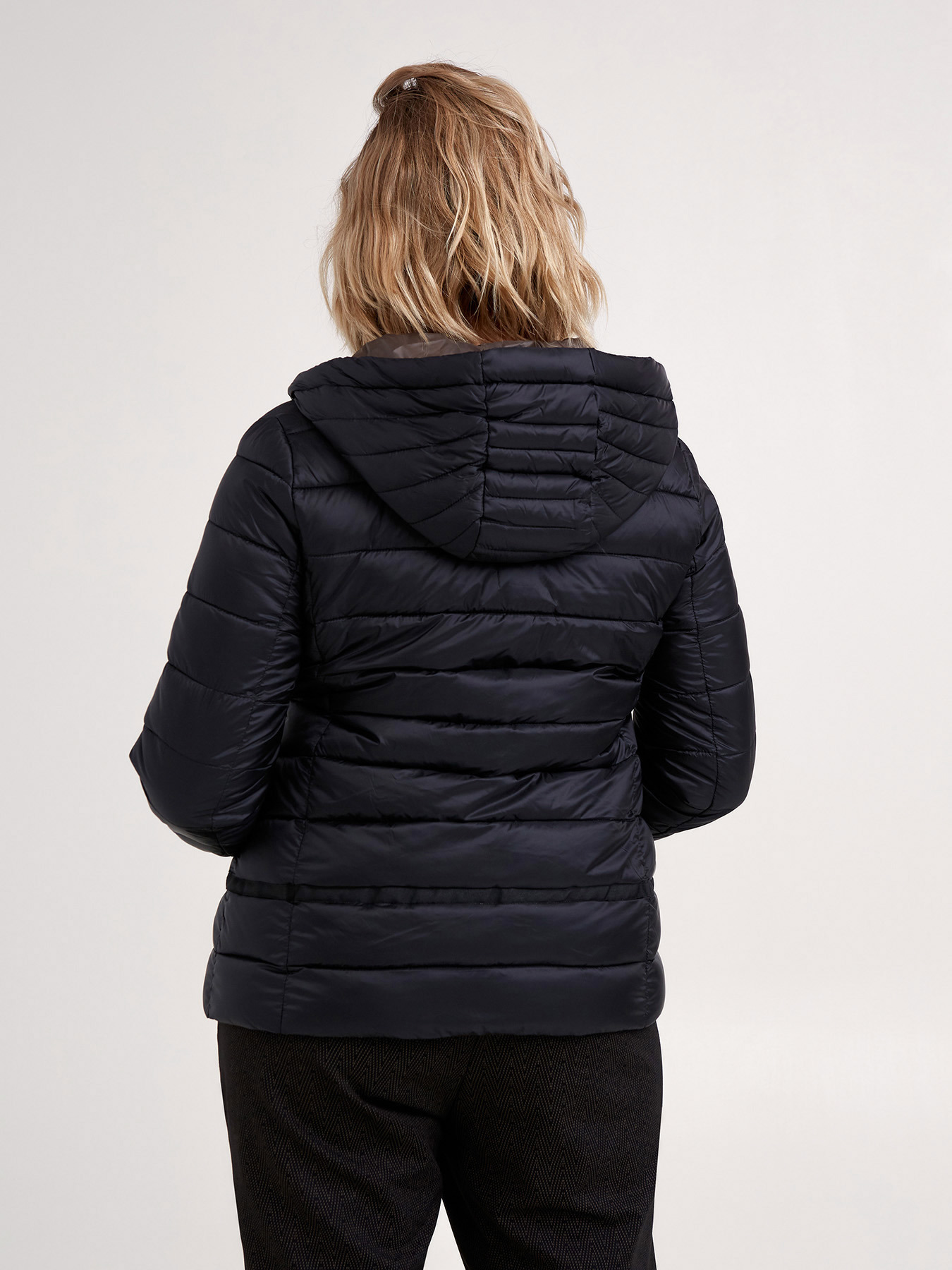 Piumino leggero con cappuccio image number 2