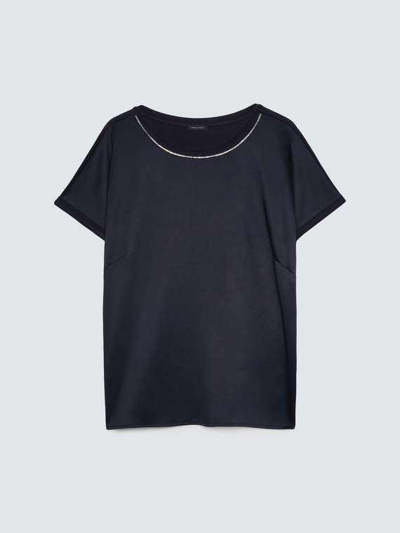 Zweifarbiges T-Shirt mit leuchtenden Applikationen