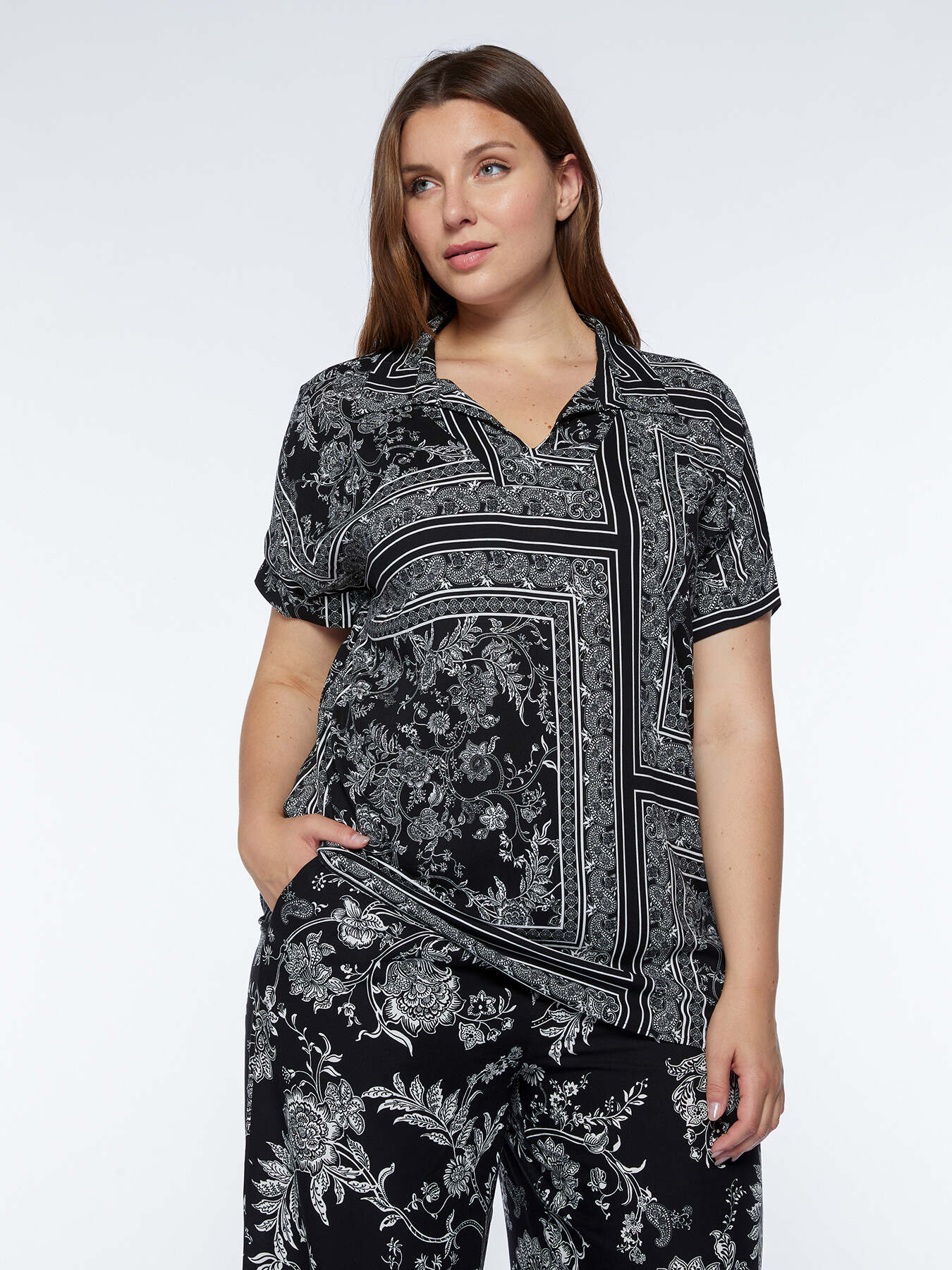 Blusa con estampado de bandana en blanco y negro image number 0