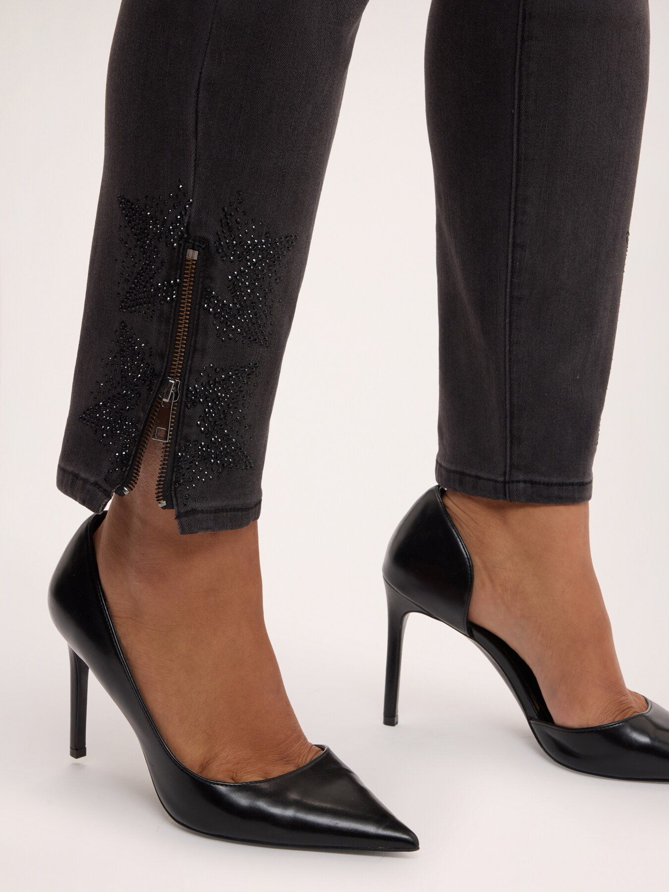 Cropped jeans with rhinestone appliqu&eacute;s image number 3