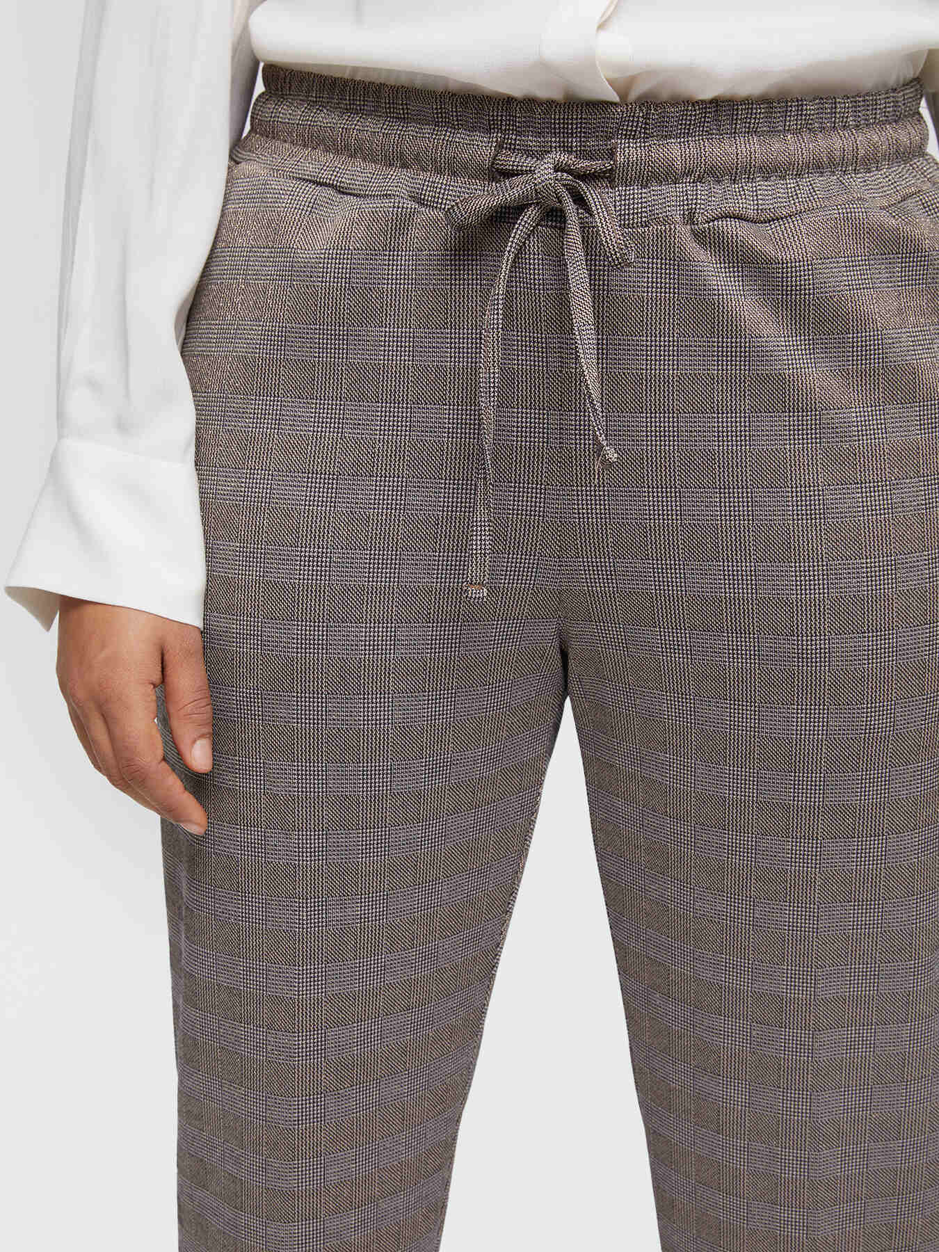 Pantalones joggers con estampado de cuadros de l&uacute;rex image number 3