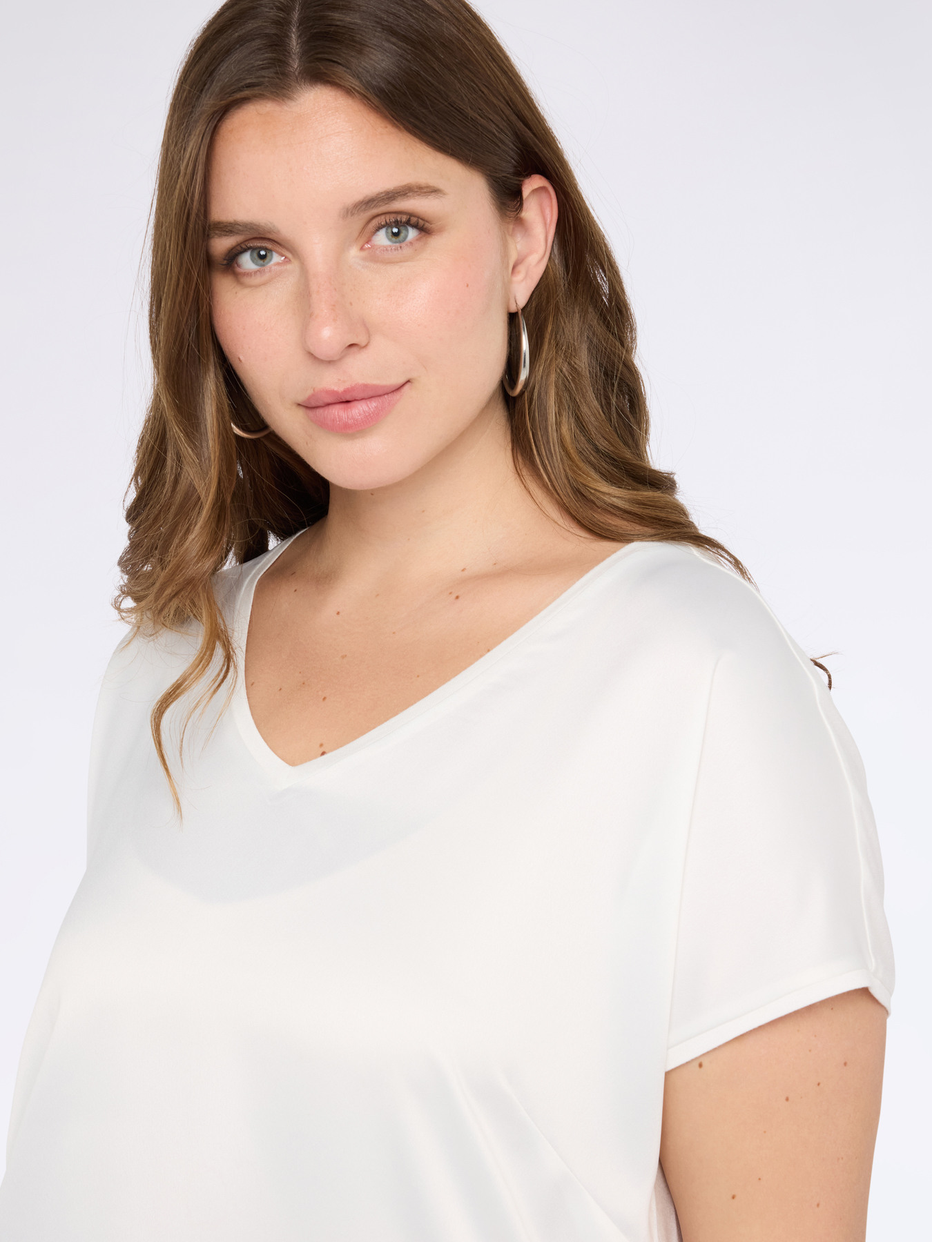 Two-material V-neck T-shirt image number 3