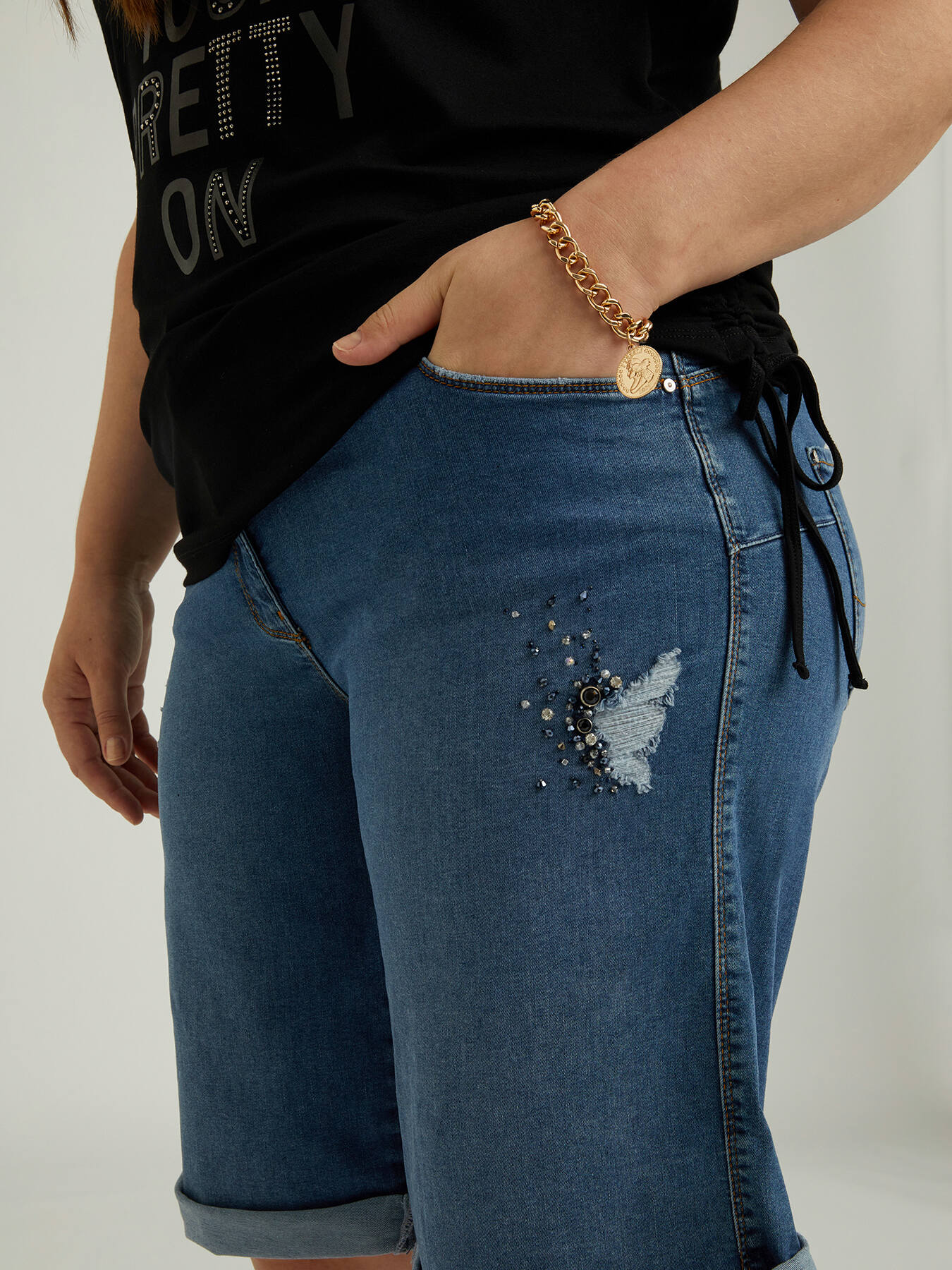 Pantaloni corti in denim con ricamo e strappi image number 2