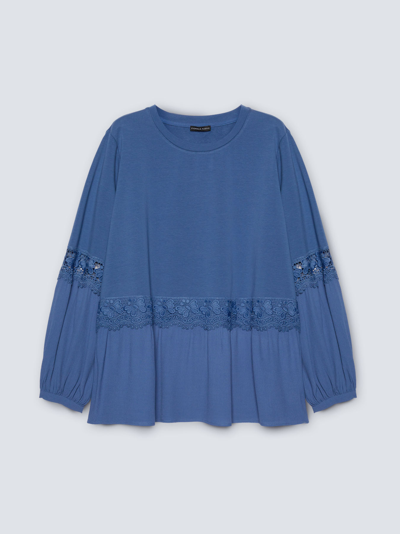 T-shirt with macram&eacute; borders image number 4