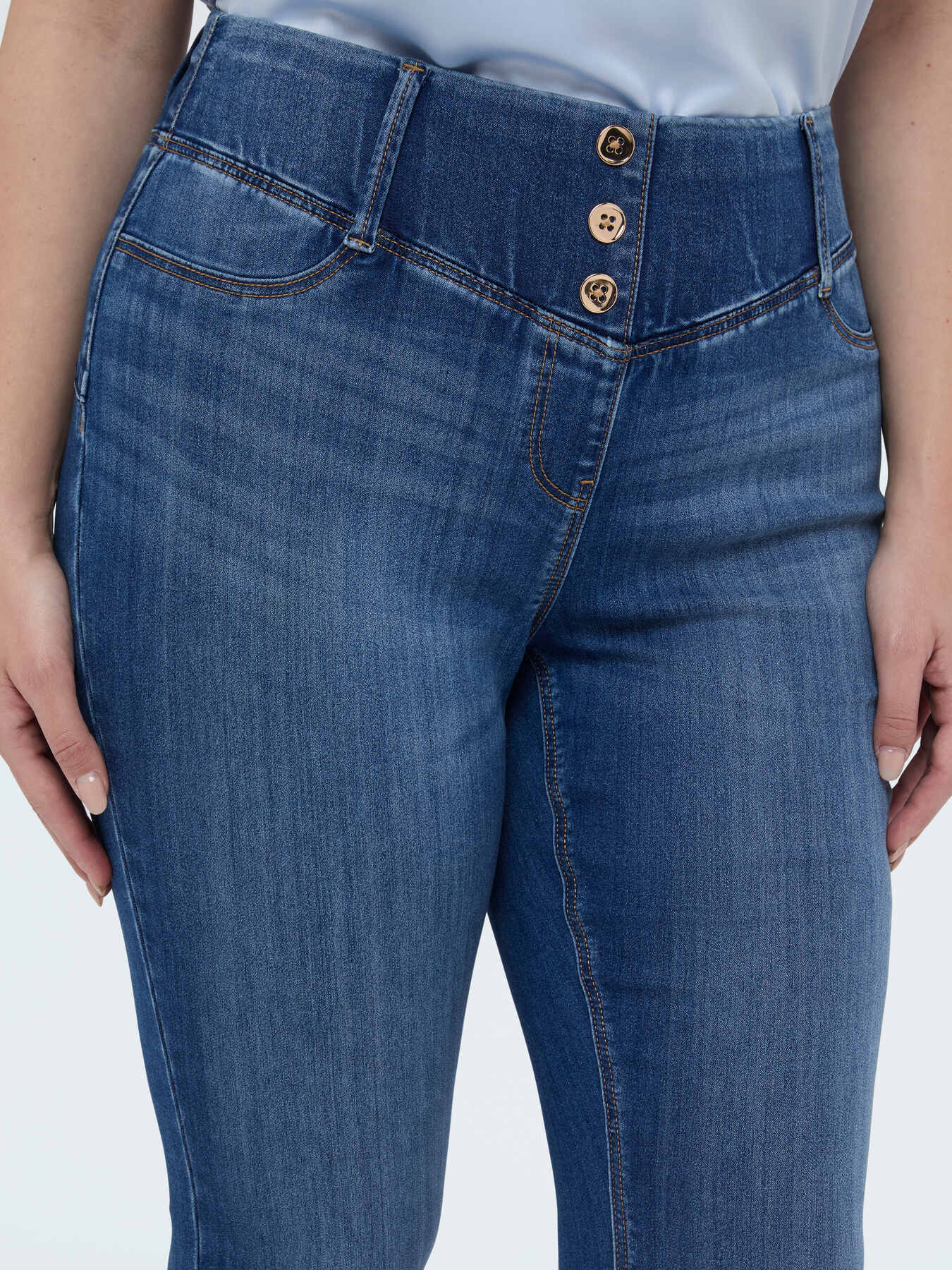 Denim jeggings with decorative buttons image number 3