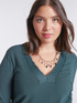 Jersey de escote de pico con encajes image number 2