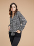 Blusa maculata con fiocco al fondo image number 1