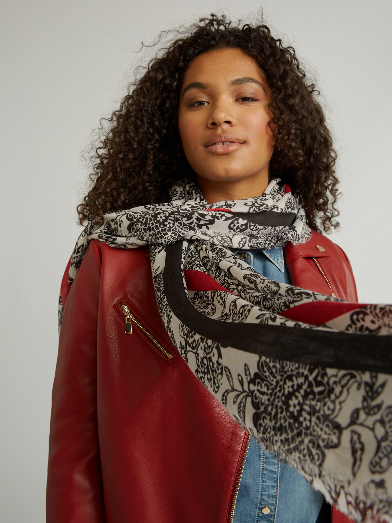 Sciarpa con bordi image number 0