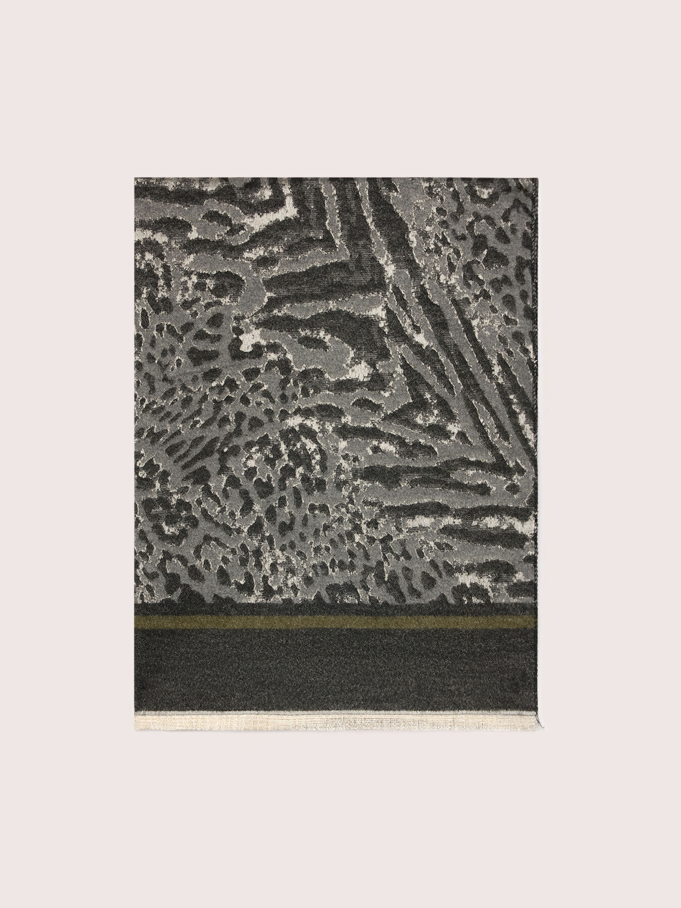 Bufanda jacquard animal print con flecos image number 1