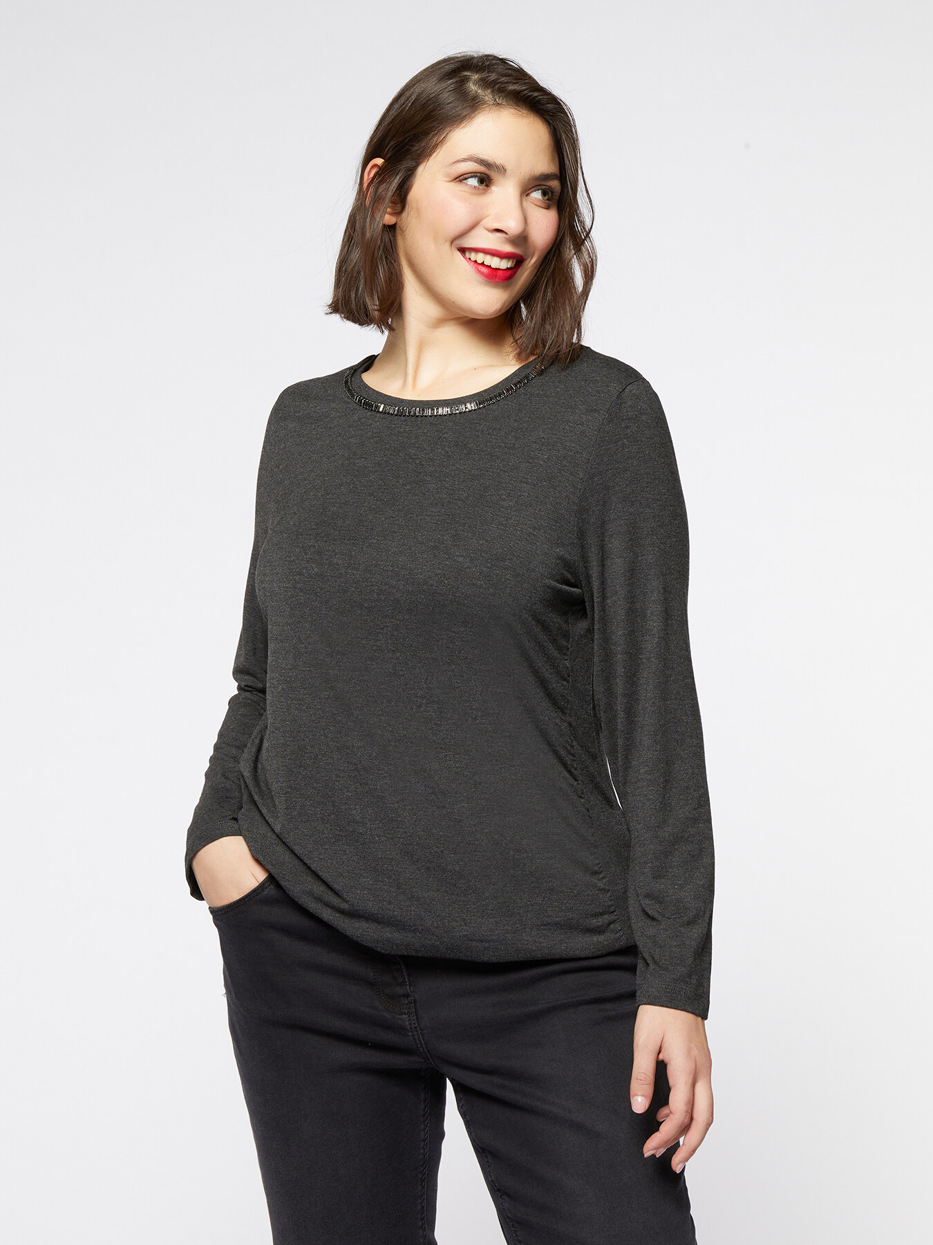 Camiseta con escote bordado image number 0