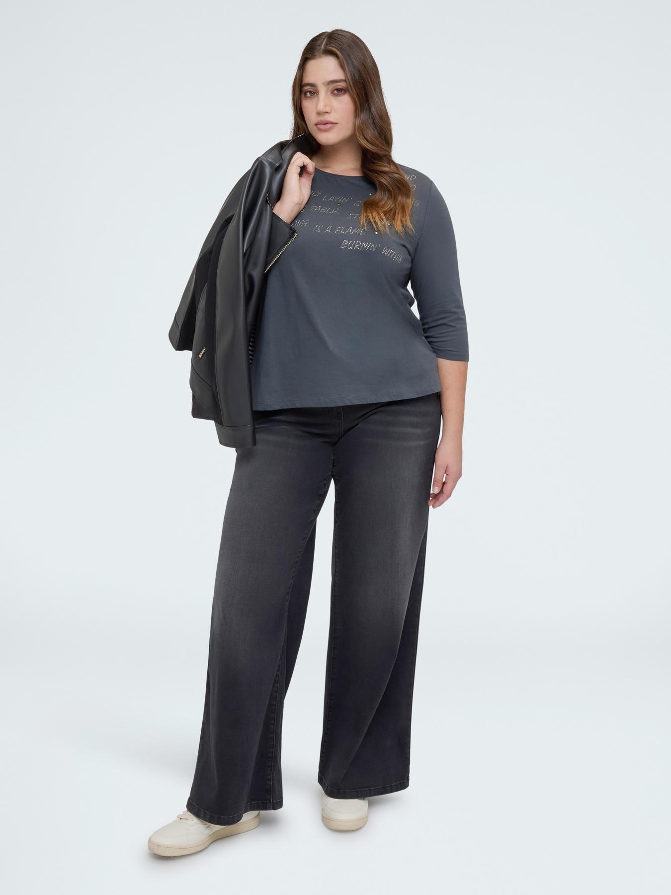 T-shirt in cotone con lettering in strass image number 3