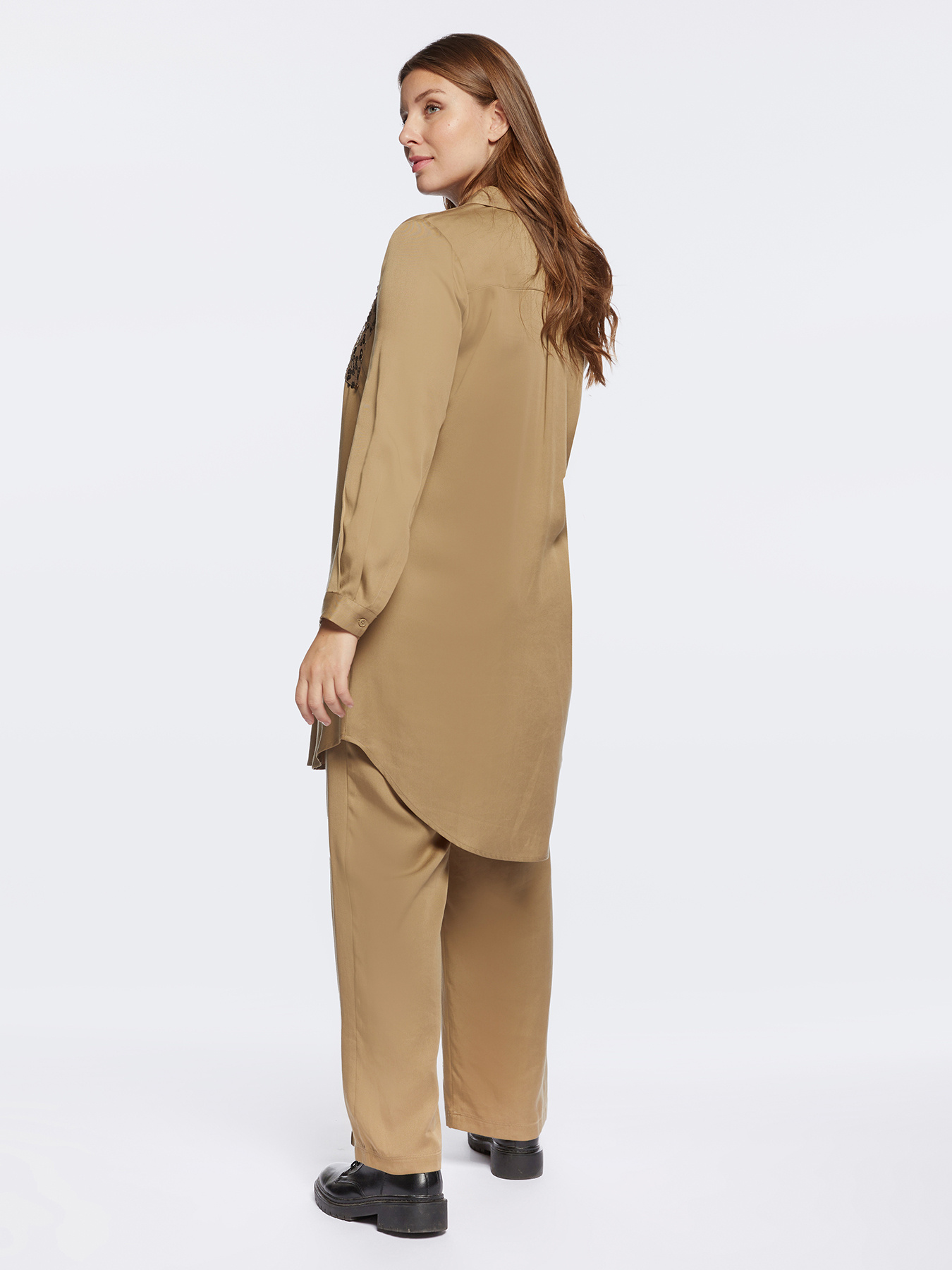 Camicia lunga con tasca ricamata image number 1