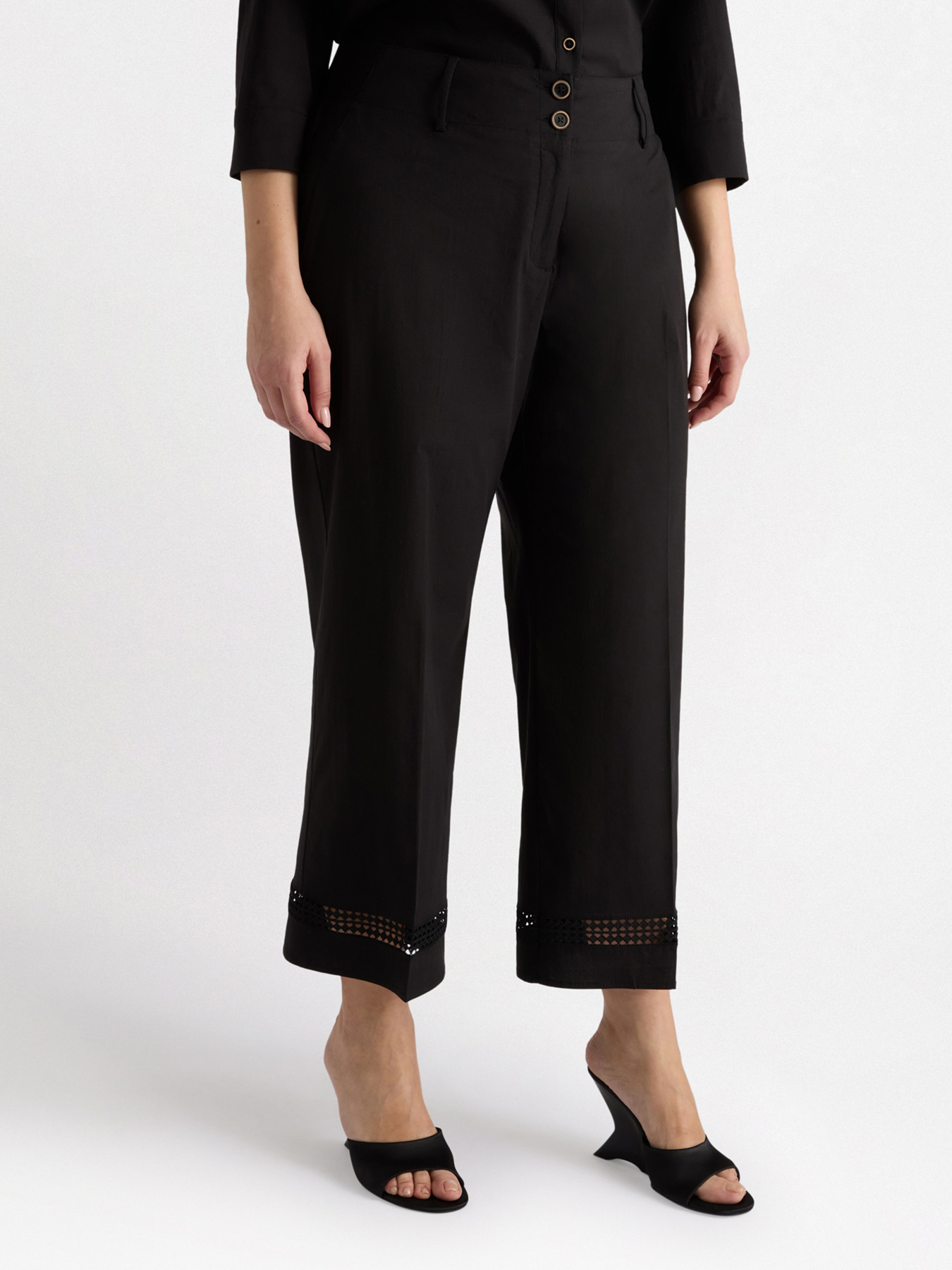 Pantalones cropped con bordados en el bajo image number 2