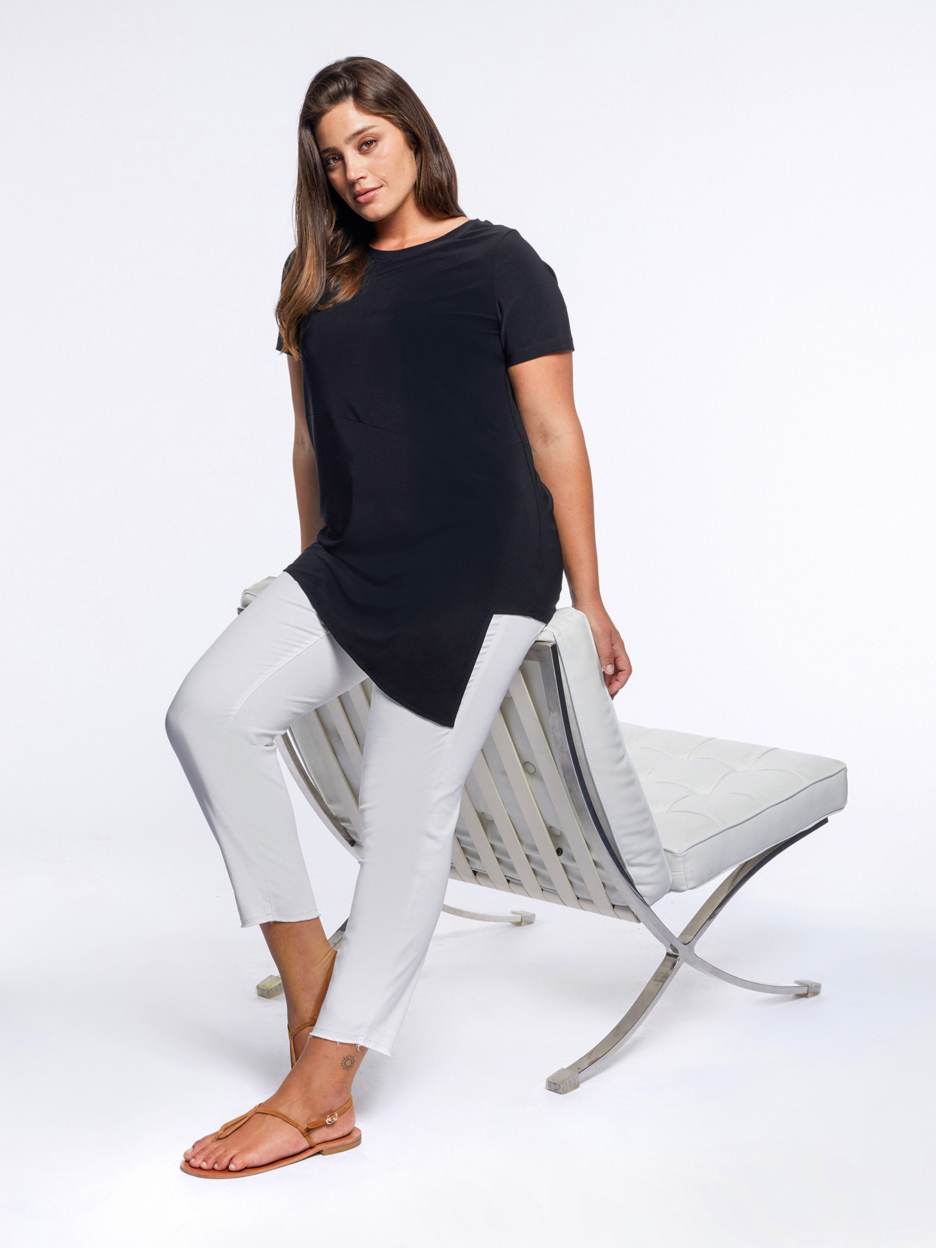 T-shirt with asymmetric hemline image number 2