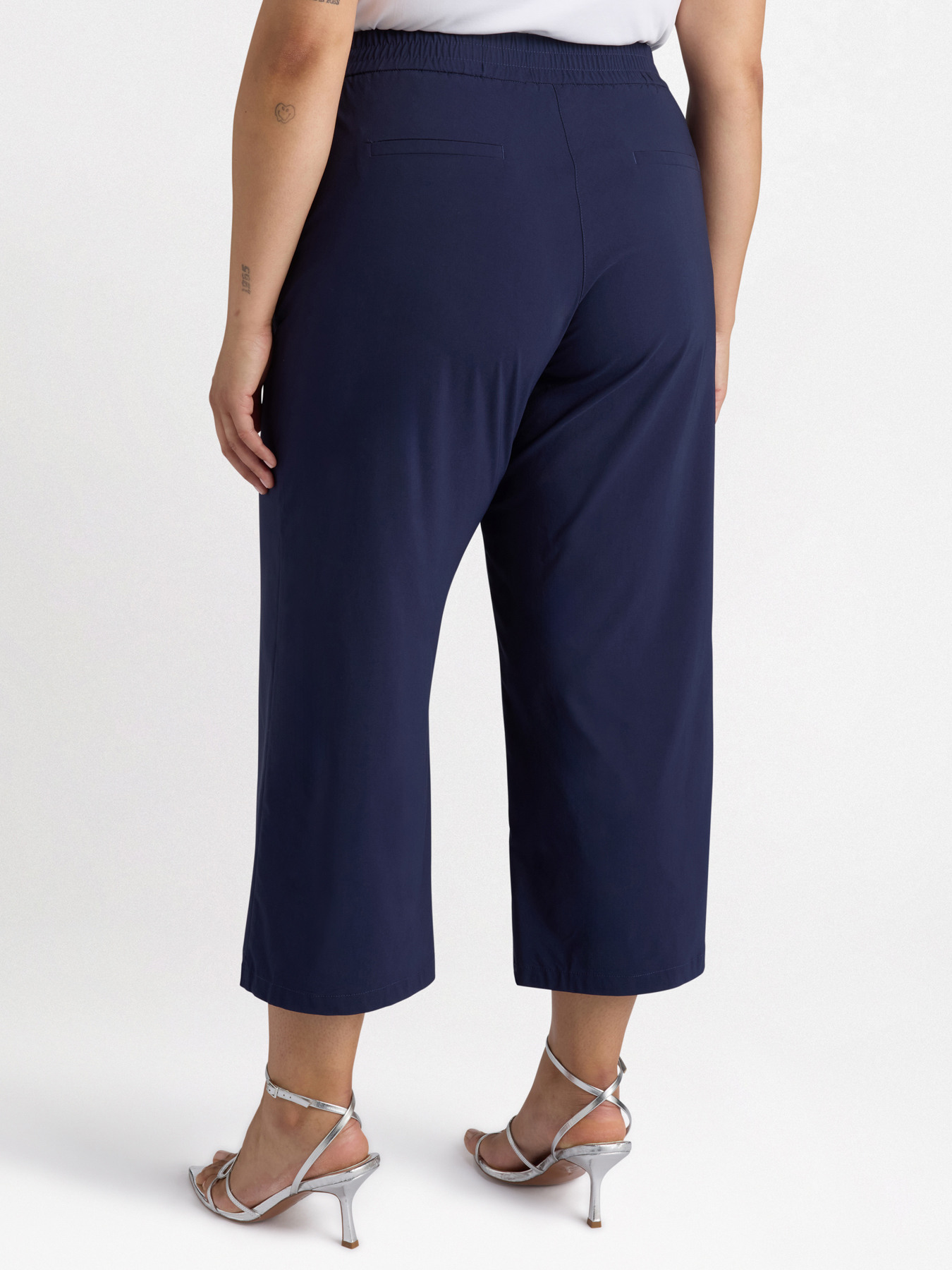 Lightweight cropped trousers image number 2