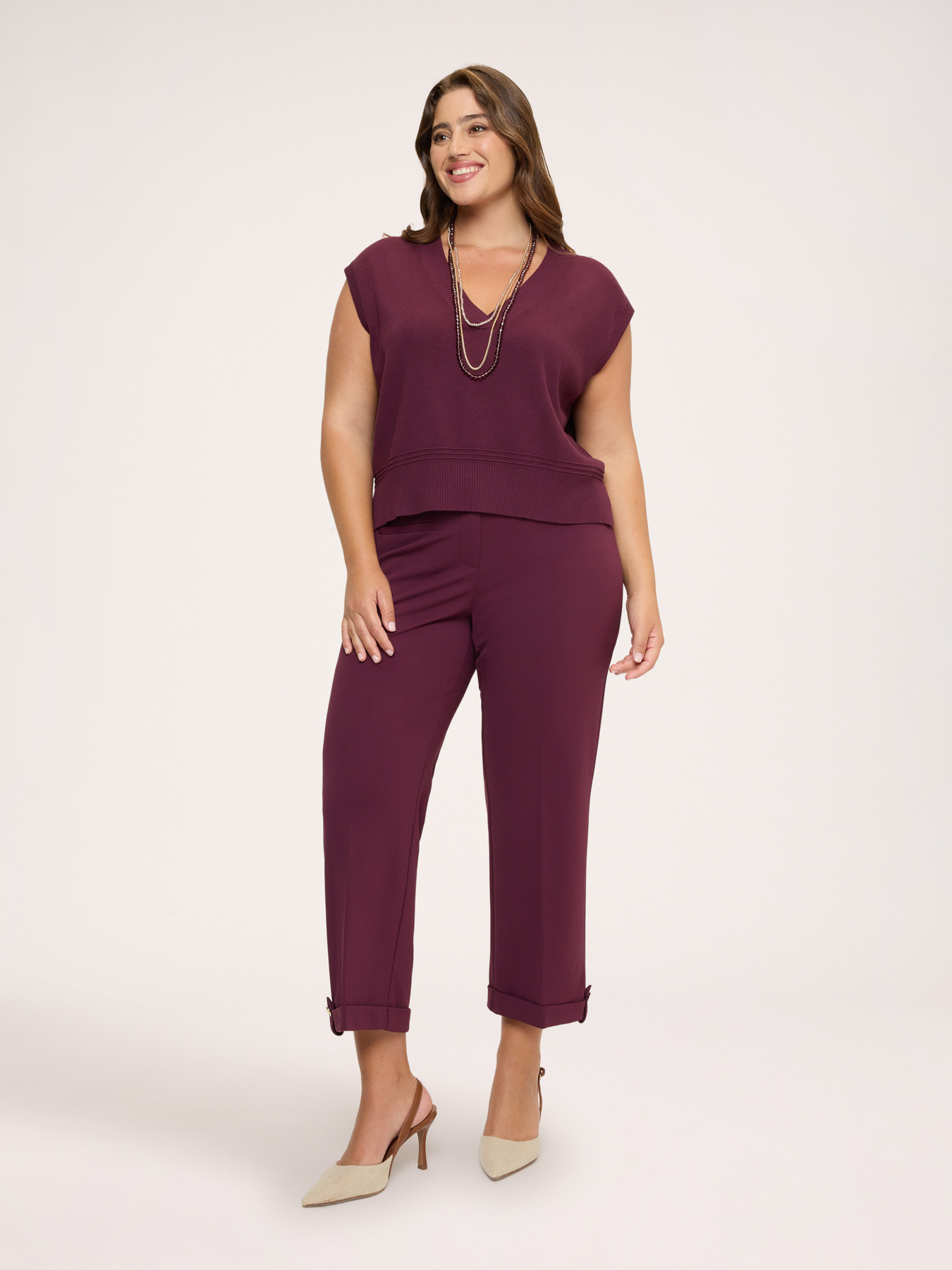 Cropped trousers with turn-up and button image number 4