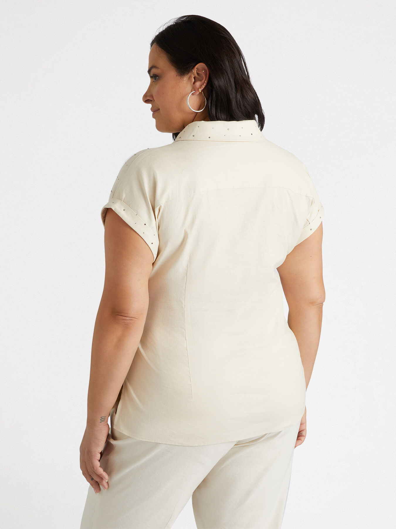 Camisa con tachuelas y nudo lateral image number 1
