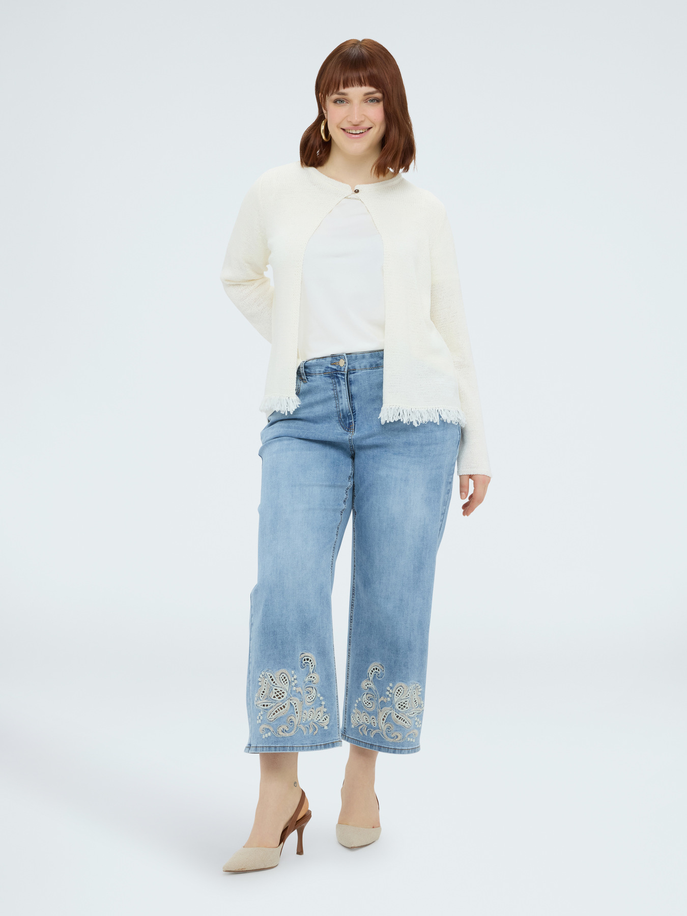 Cropped jeans with floral embroidery image number 2
