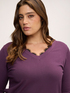 Pull avec volant en dentelle contrastante image number 3