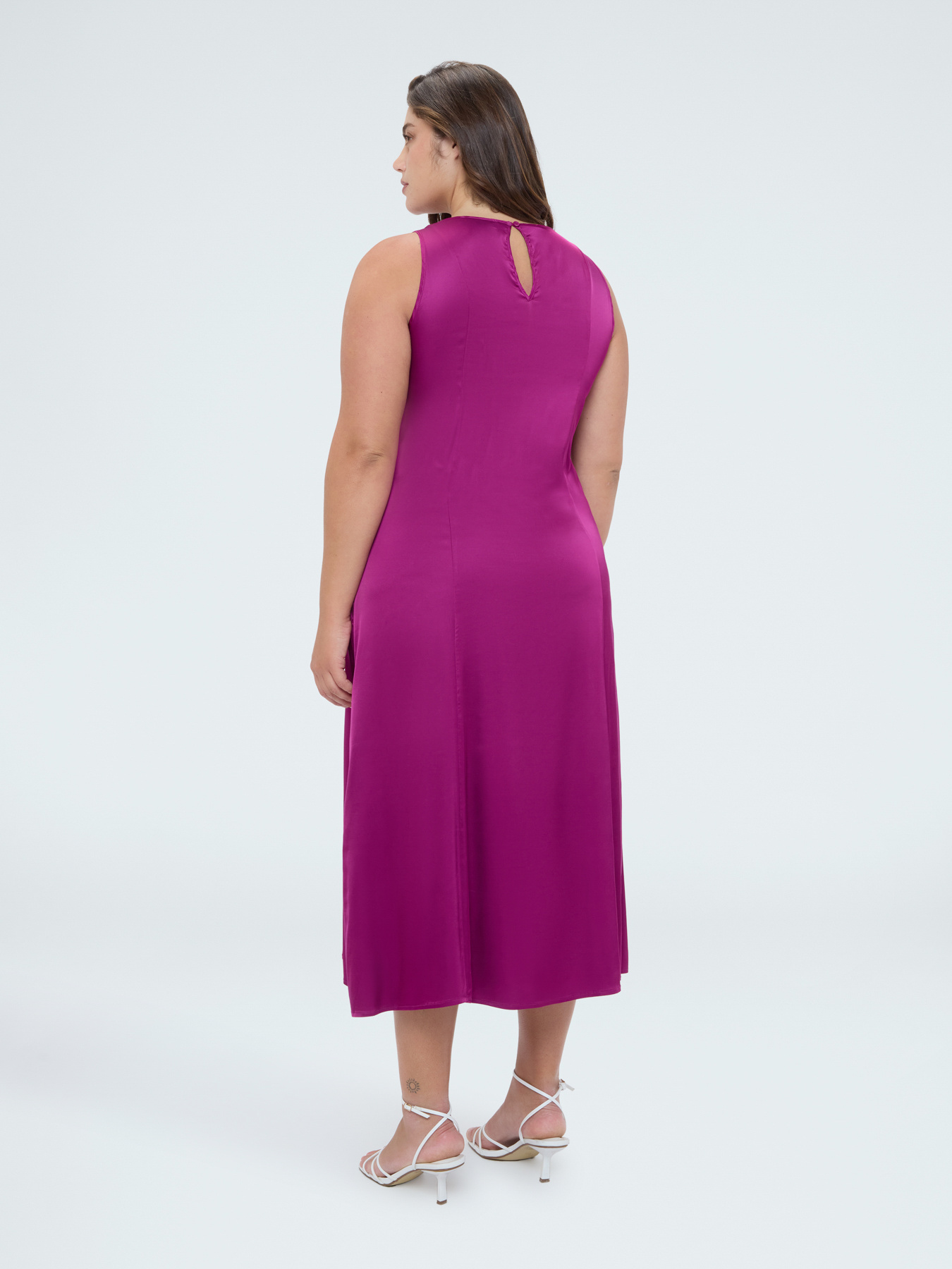&Auml;rmelloses langes Kleid aus Viskose-Satin image number 1