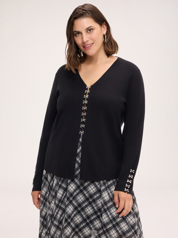 Strickjacke aus feiner Strickware mit Metallapplikationen