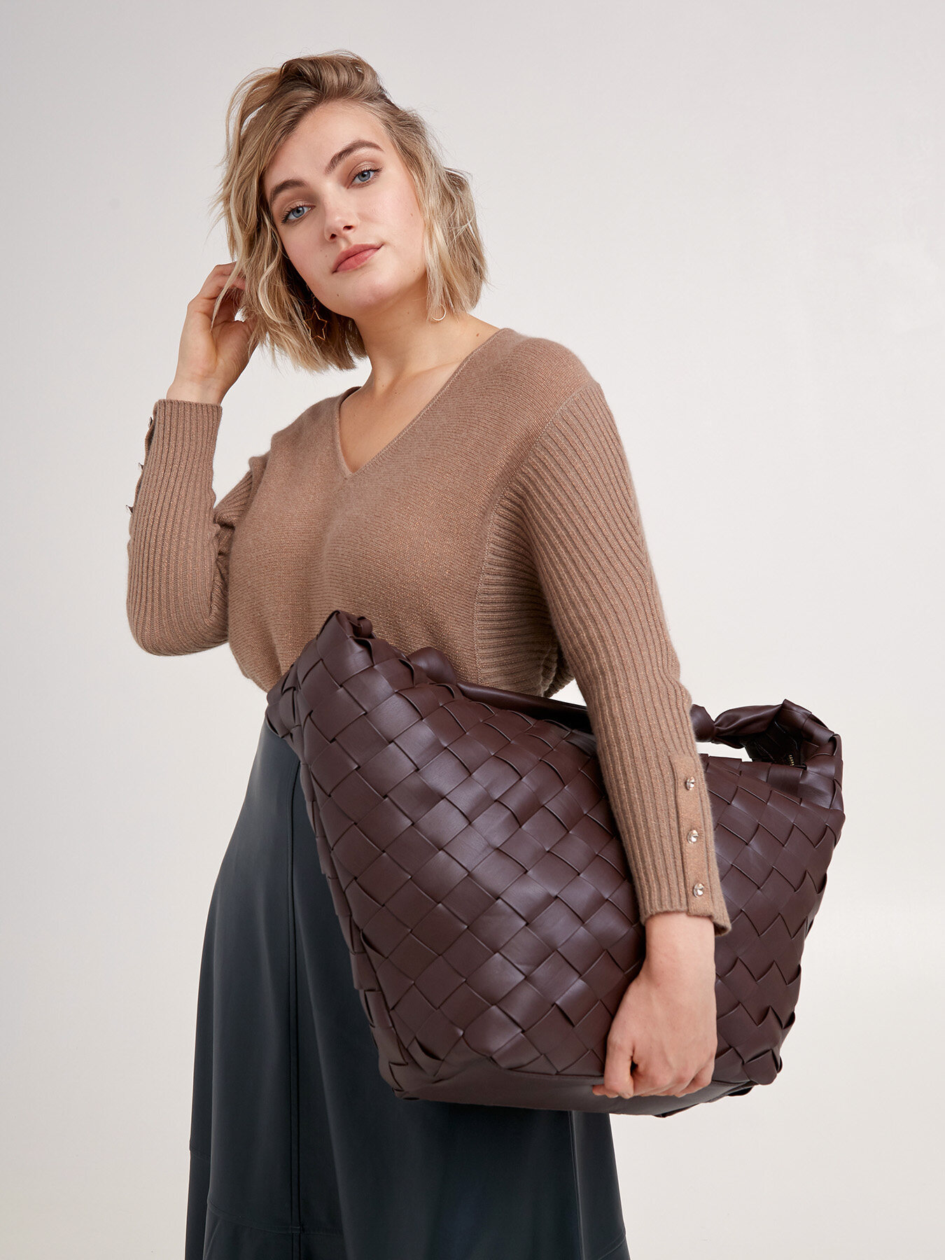 Borsa morbida intrecciata image number 0