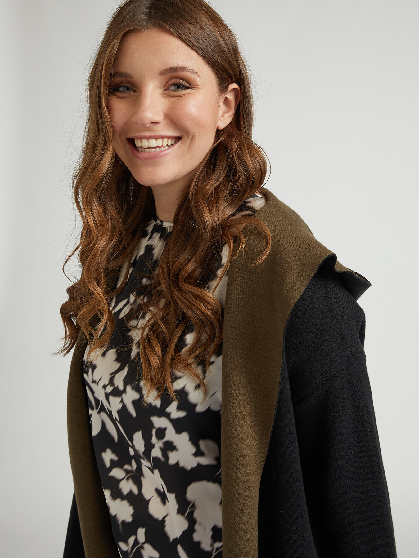 Zweifarbiger Cardigan mit Kapuze image number 2