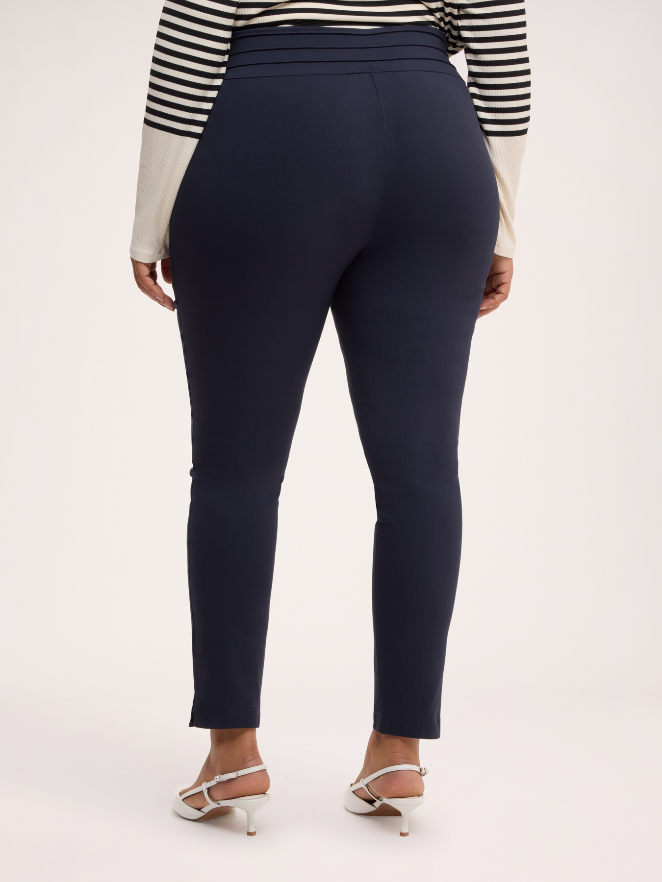 Jeggings with front pleat and decorative buttons image number 1