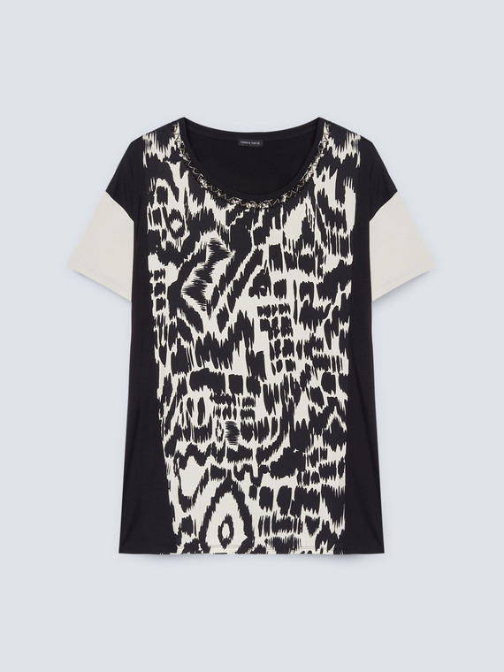 Printed t-shirt with embroidery