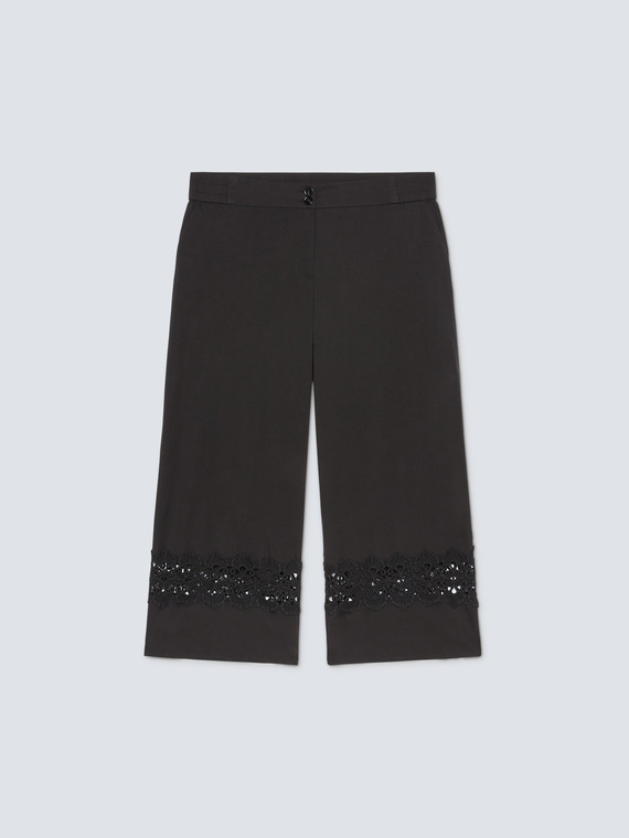Cropped trousers with lace edges