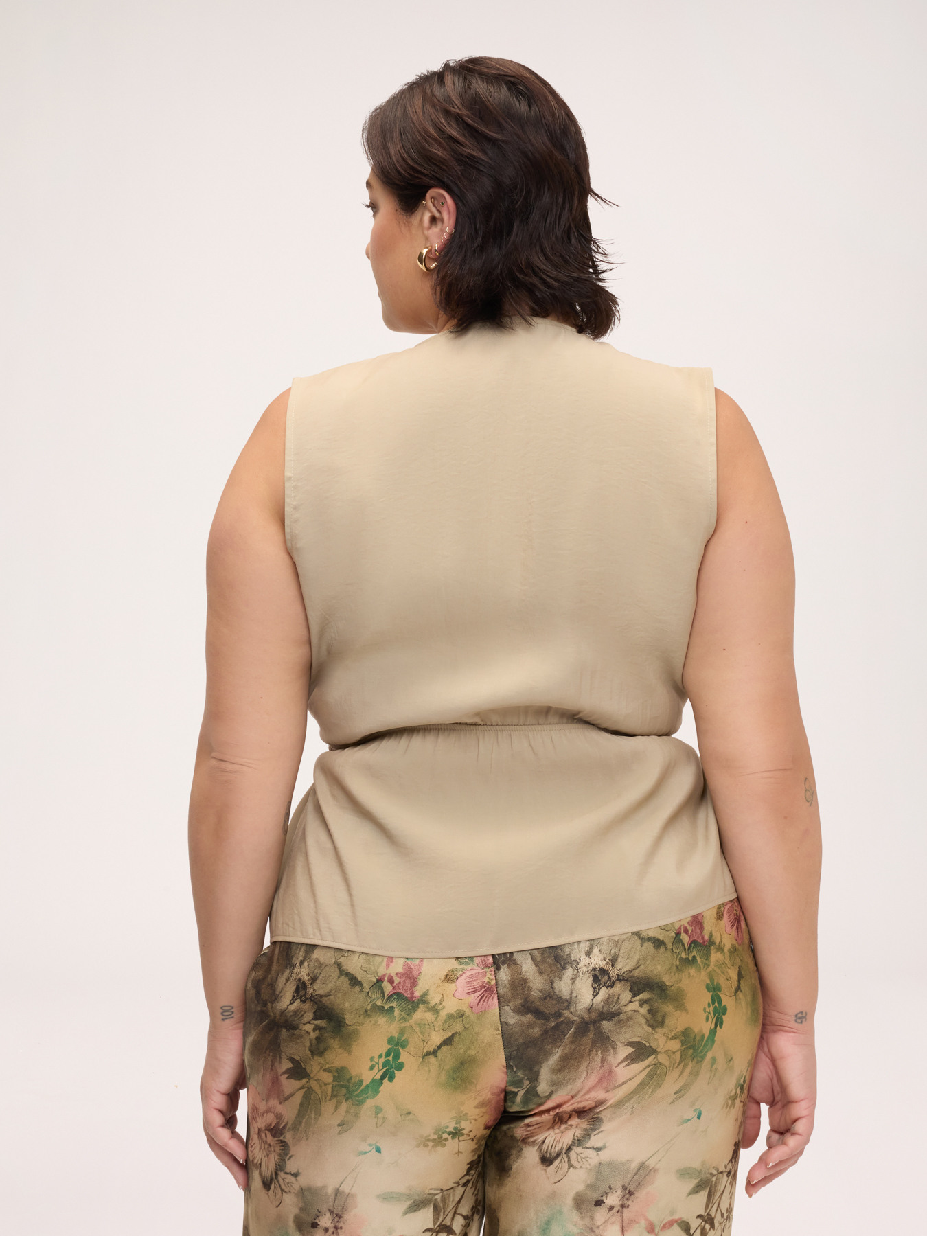Modal gilet with belt image number 1