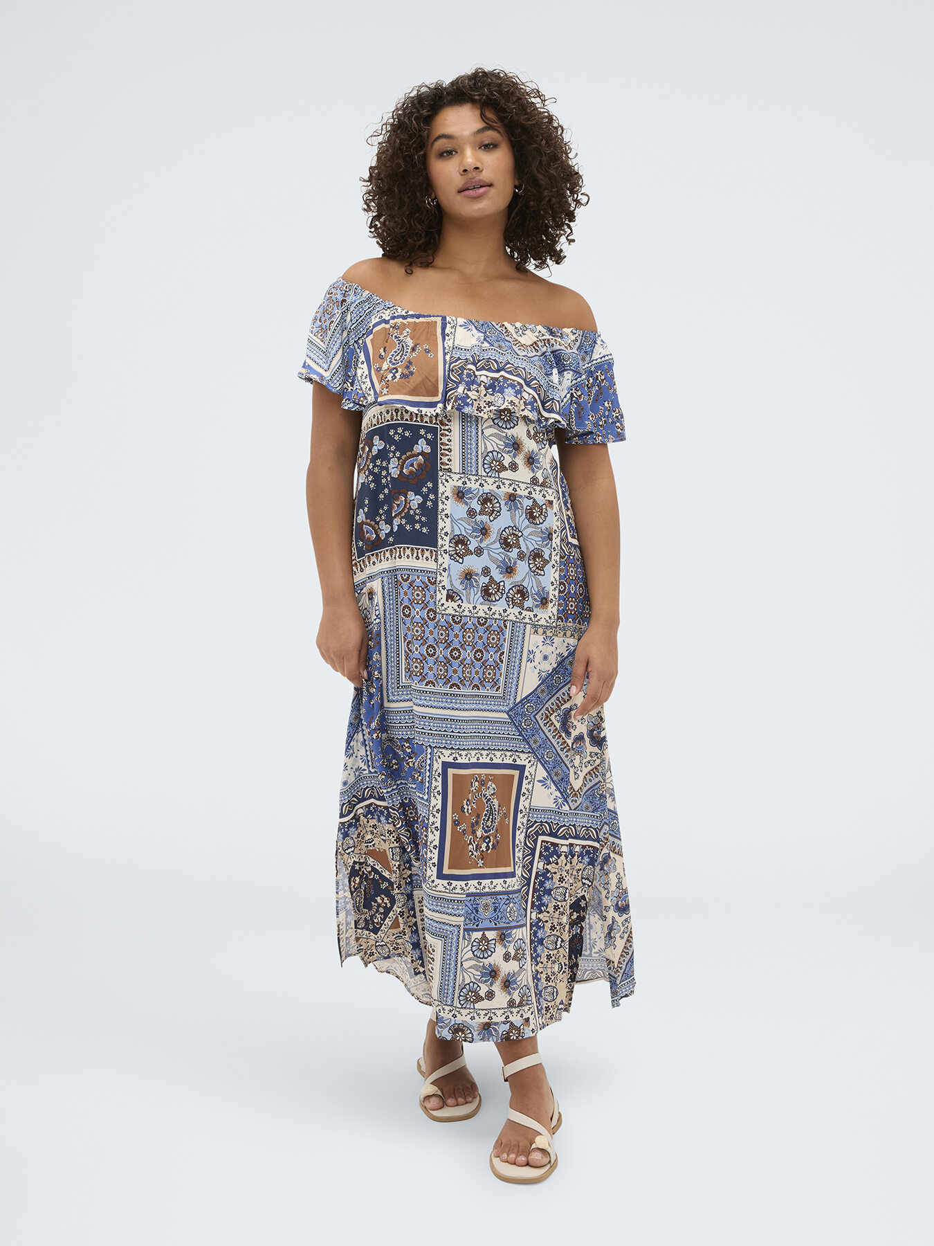 Robe longue &agrave; &eacute;paules d&eacute;nud&eacute;es avec imprim&eacute; image number 0