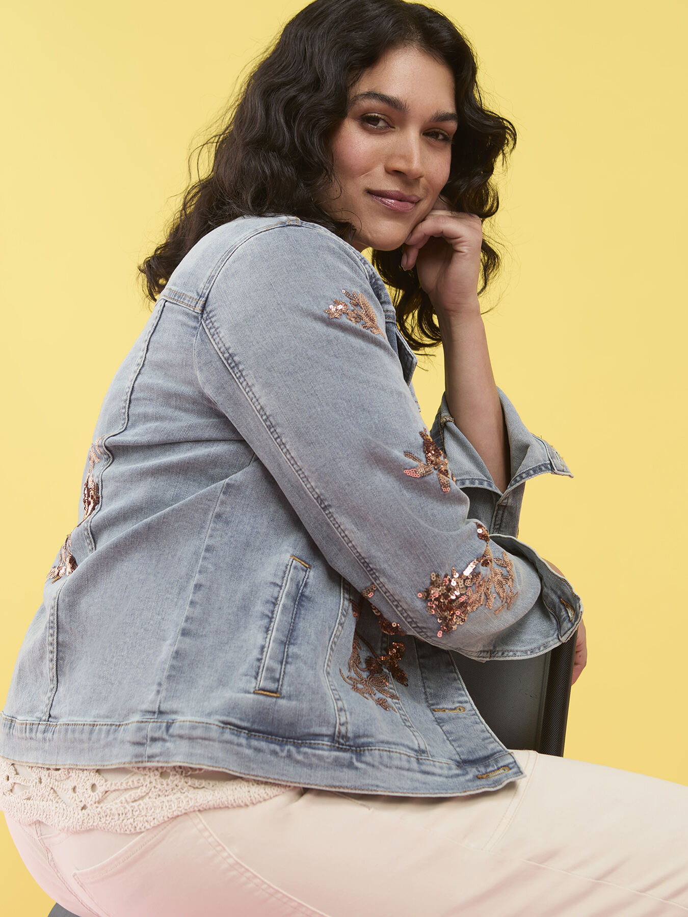 Jeansjacke mit floralen Paillettenstickereien image number 4