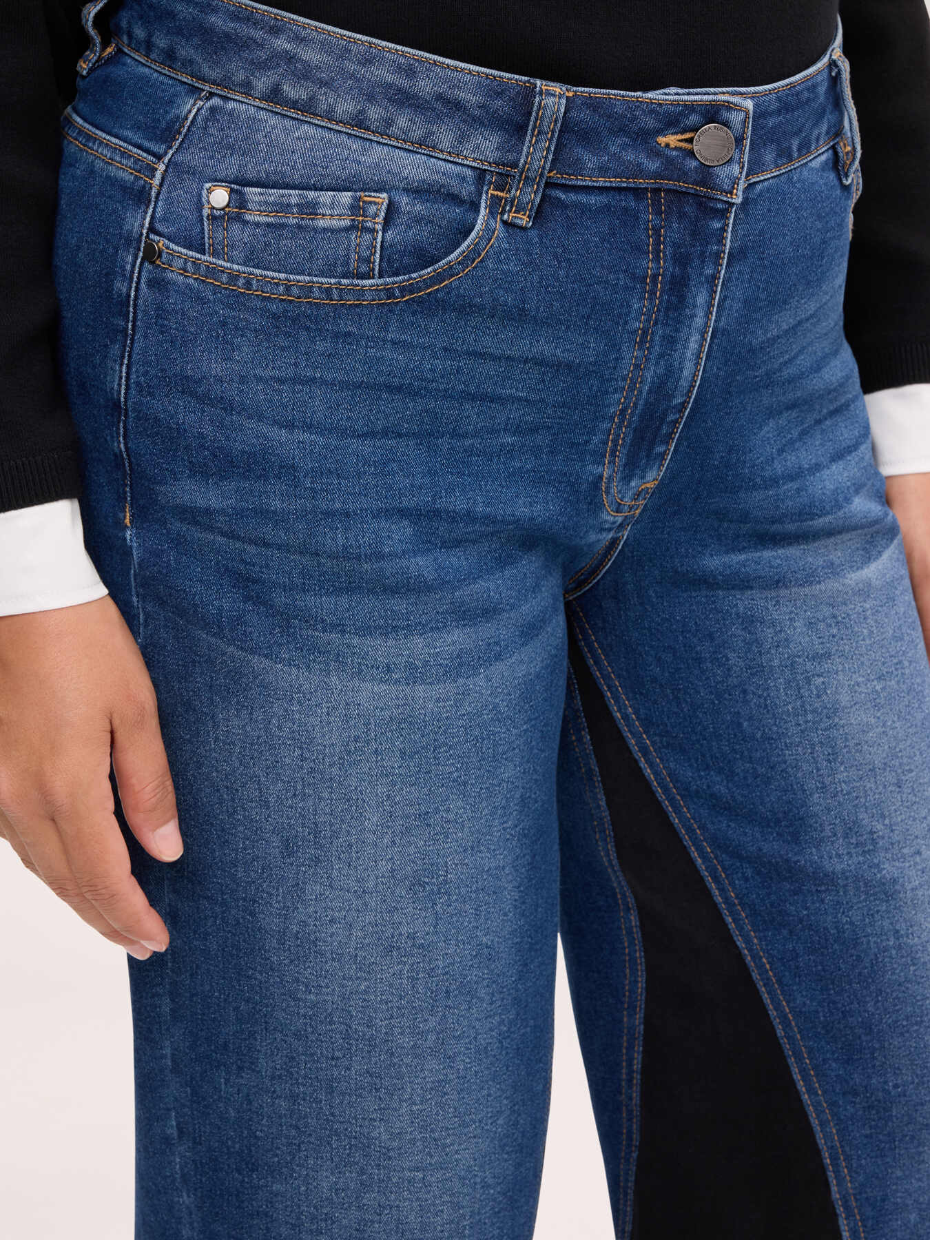 Cropped Jeans with two-tone detail image number 3