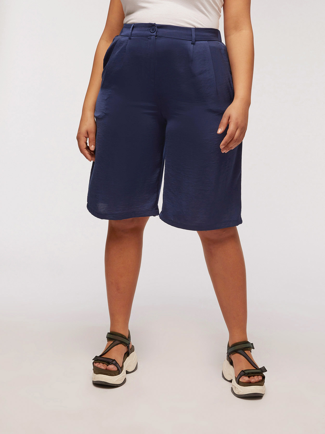 Pantalons courts en satin image number 2