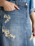 Minijupe en denim &agrave; d&eacute;chirures image number 3