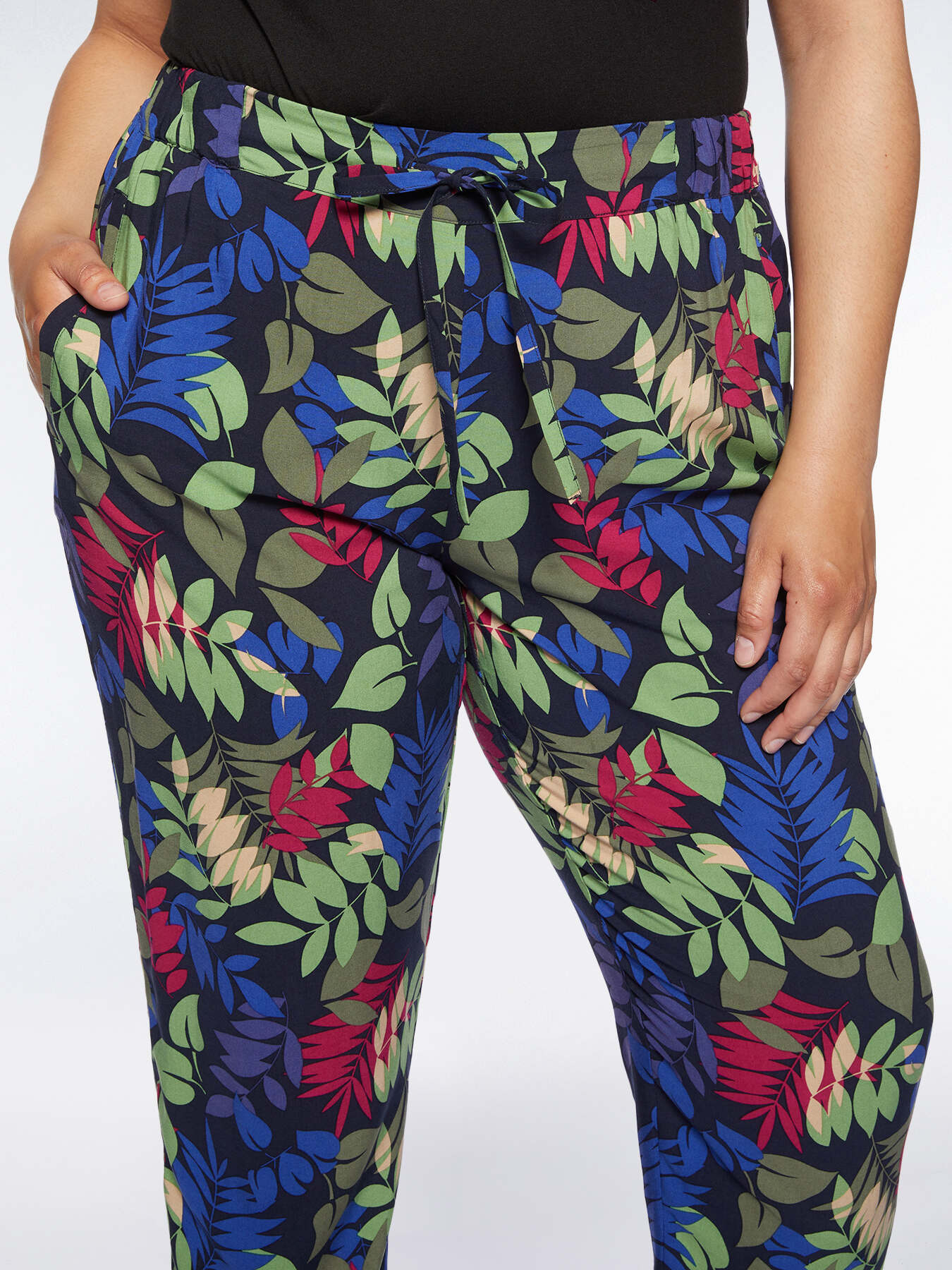 ECOVERO&trade; viscose printed trousers image number 3