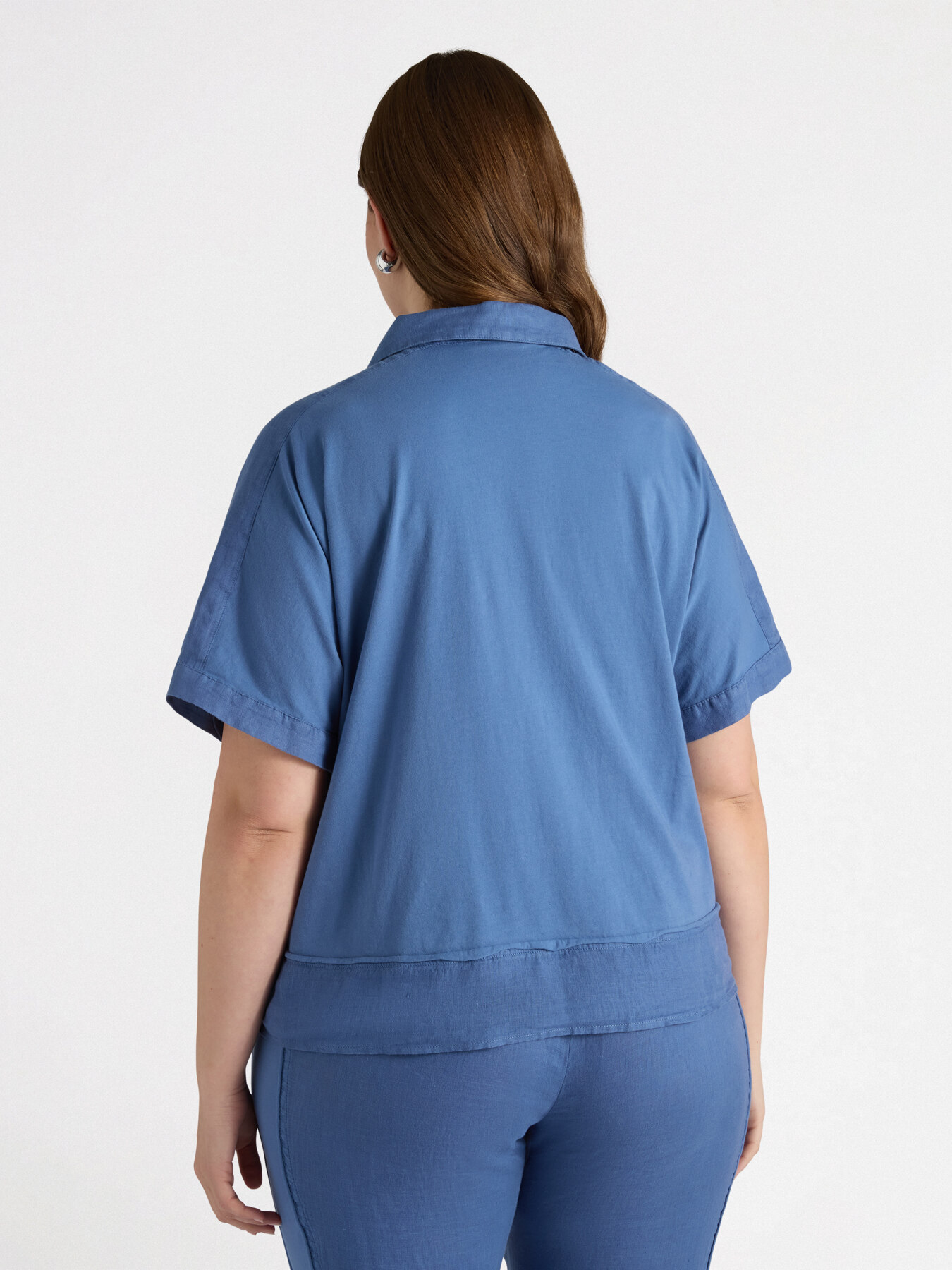 Linen shirt with knot at the hem image number 1